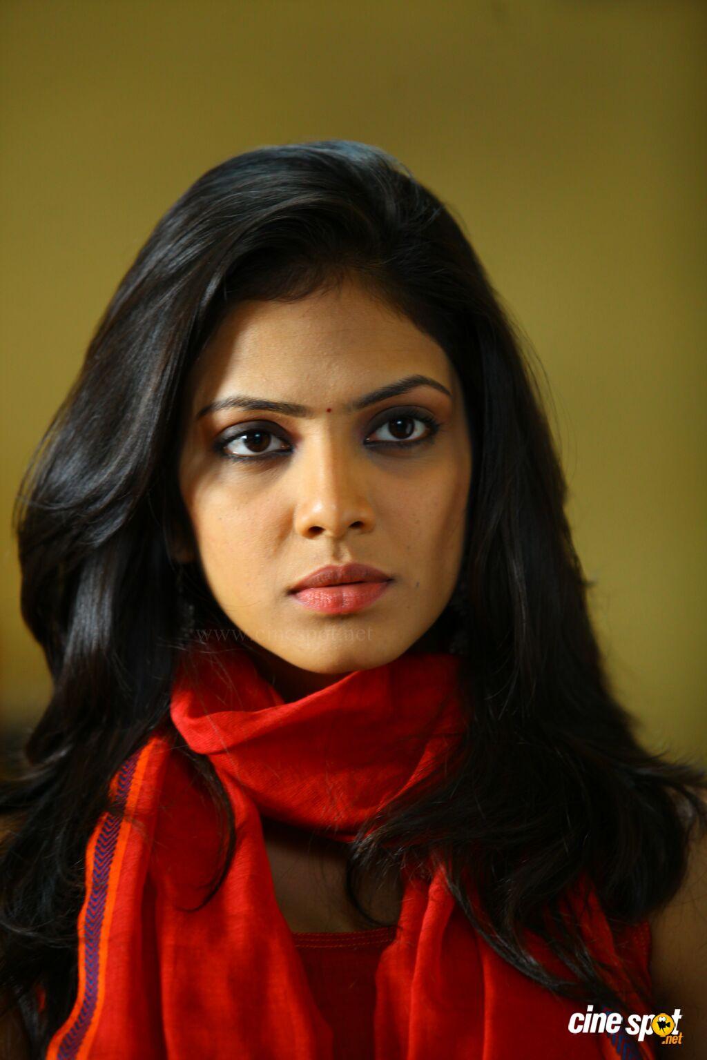 Actress Malavika Mohanan Image (13)