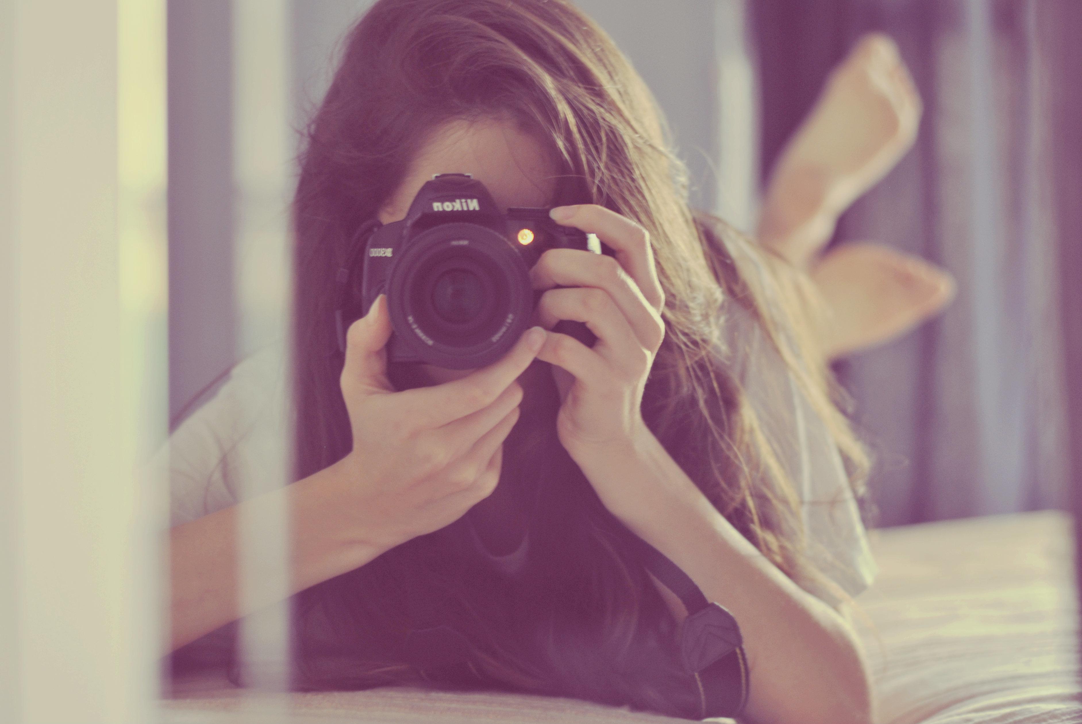 Download wallpaper girl, pose, camera, the camera, lies