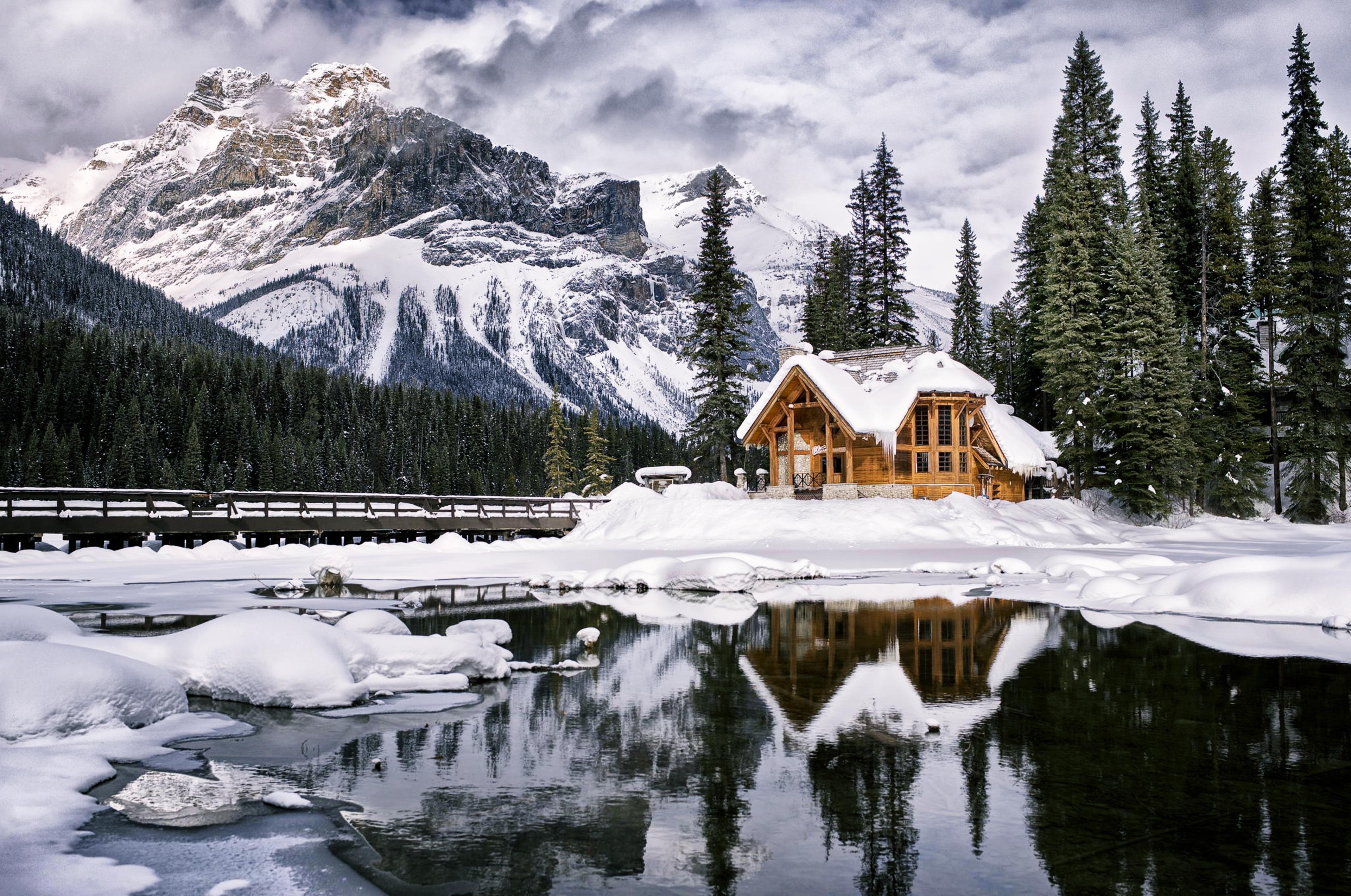Winter Serenity: Snowy Mountain Cabin by the Frozen Lake Ultra HD Wallpaper
