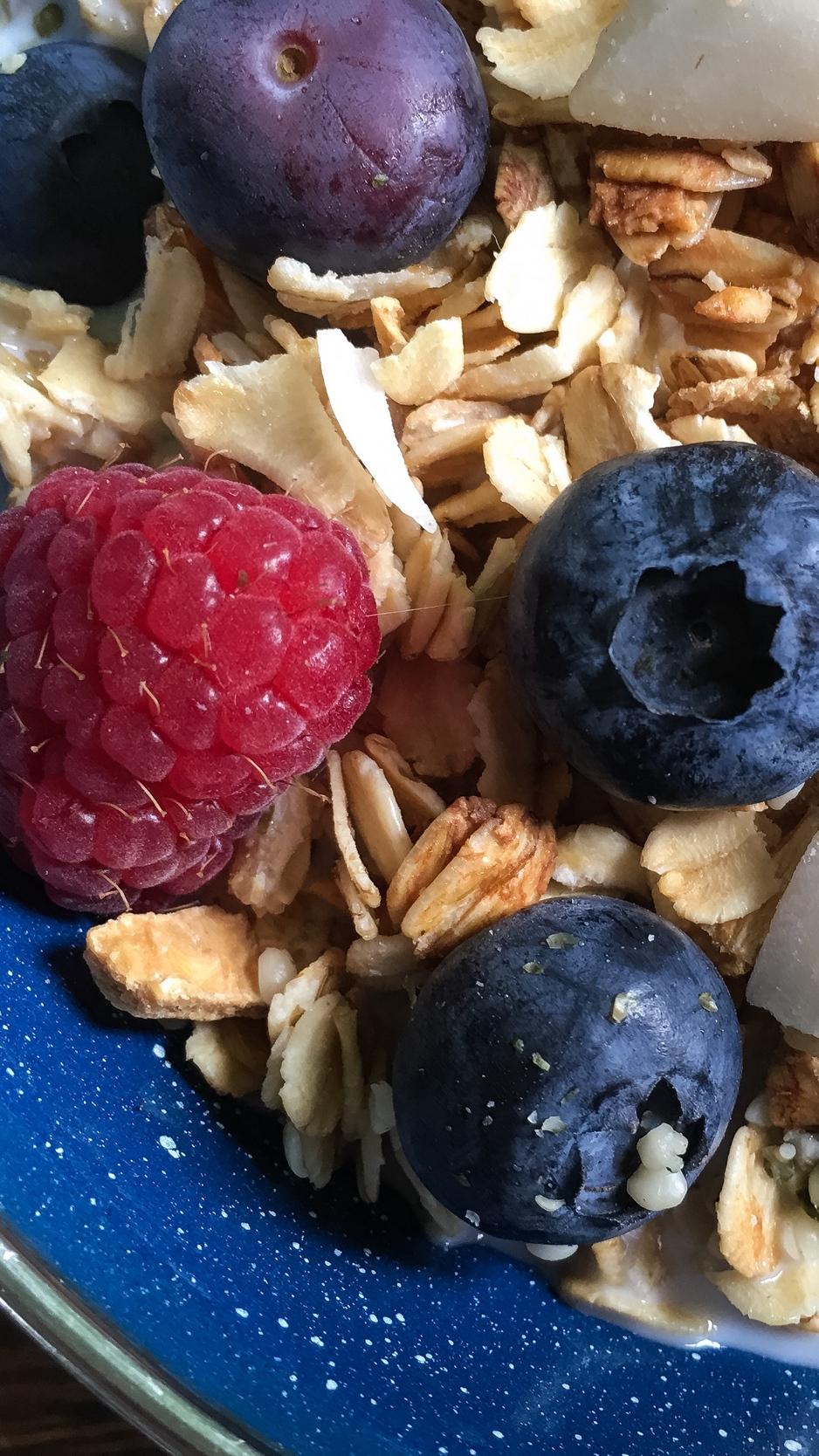 Download wallpaper 938x1668 cereal, granola, blueberries