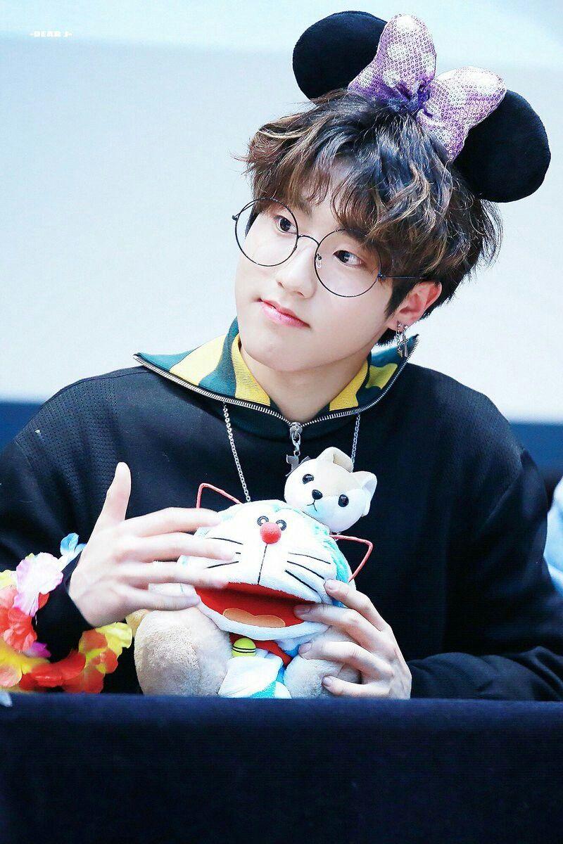 Stray Kids Jisung. Kid memes, Kids glasses, Baby squirrel