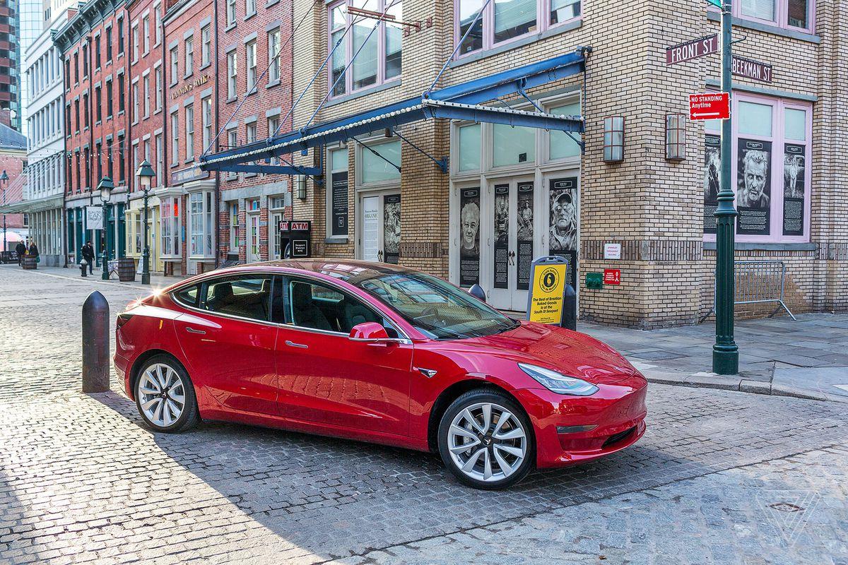 Tesla temporarily stops Model 3 production line