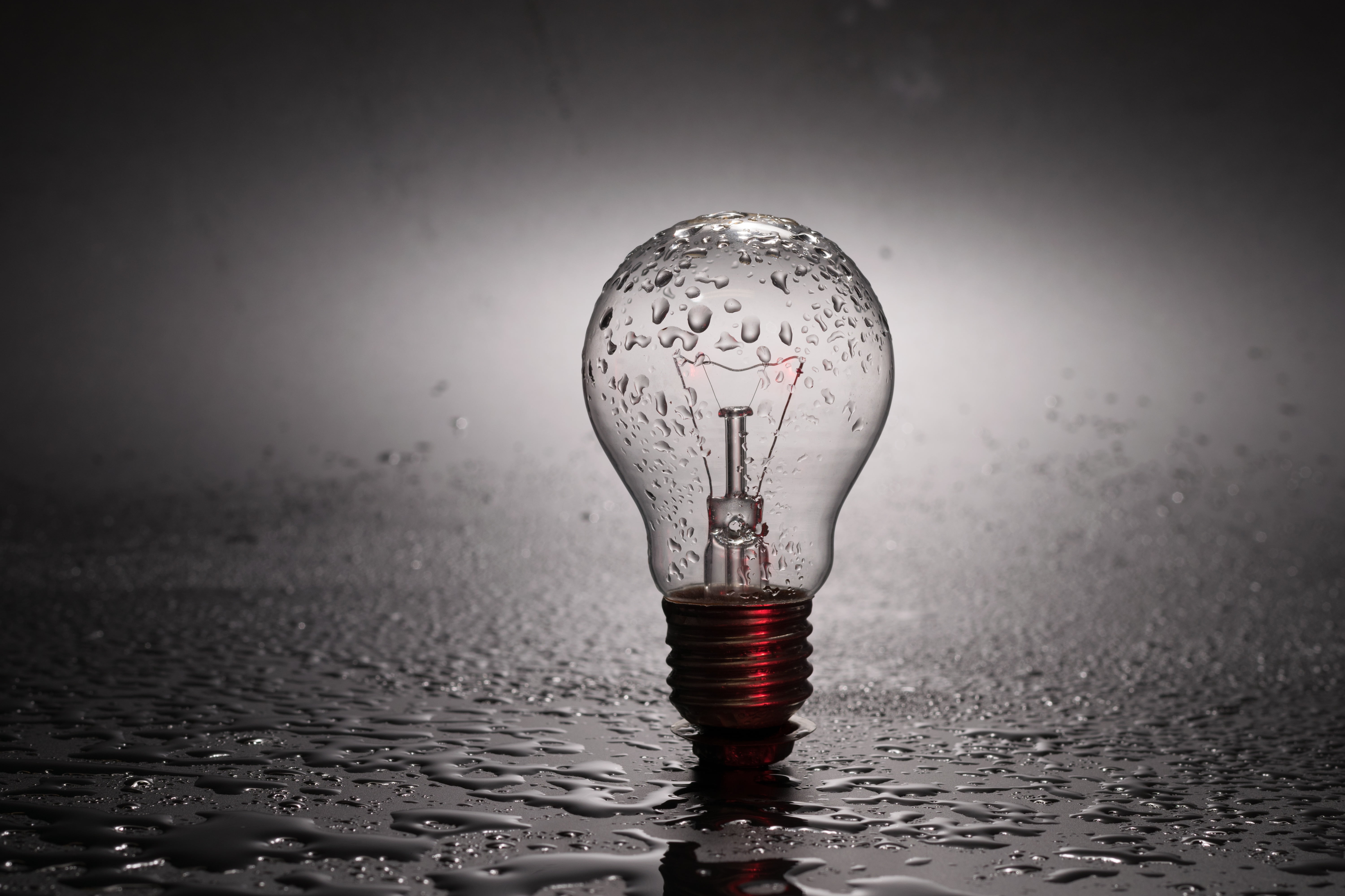 Incandescent bulb with droplets HD wallpaper