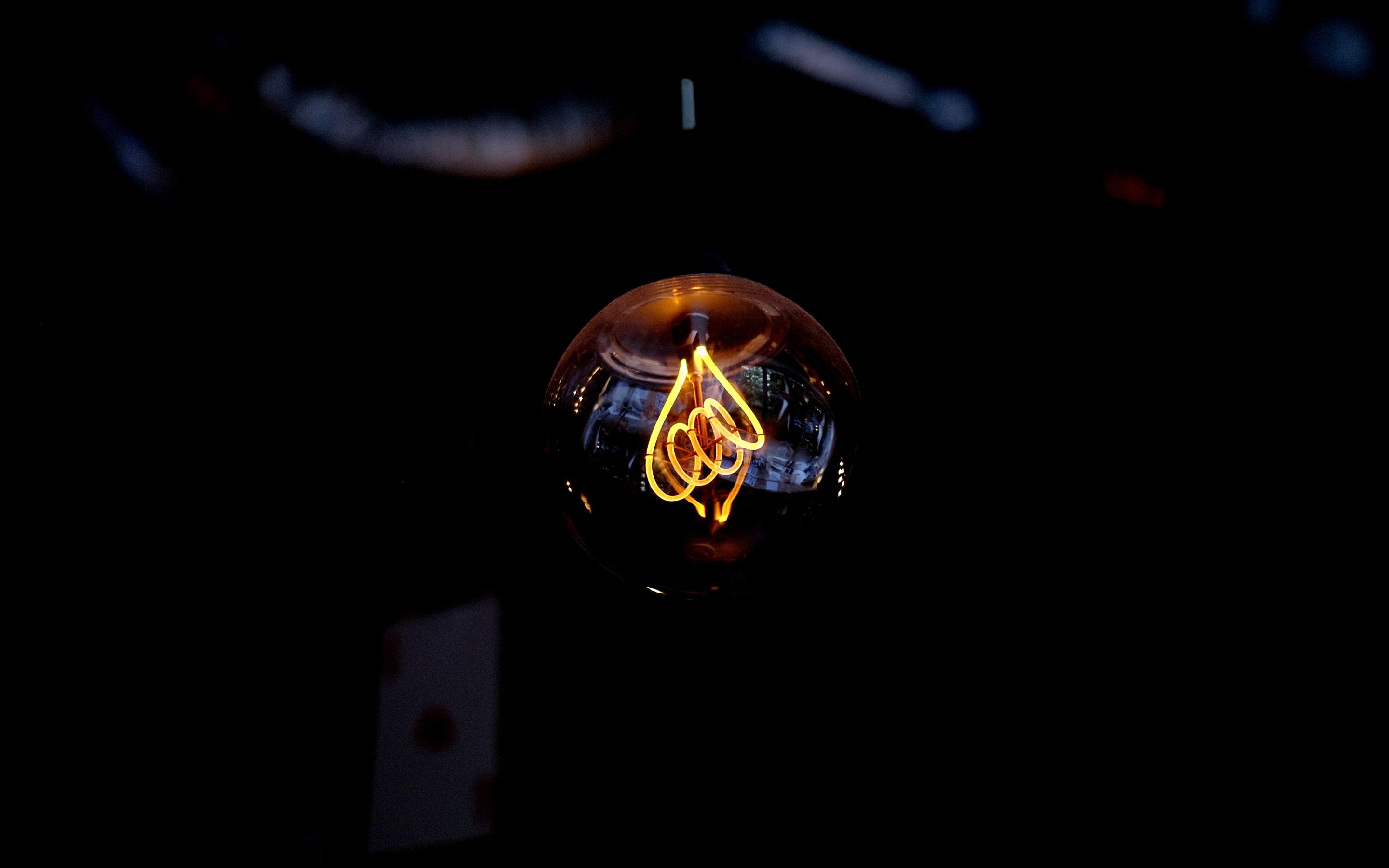 Download wallpaper: Incandescent light bulb 2880x1800