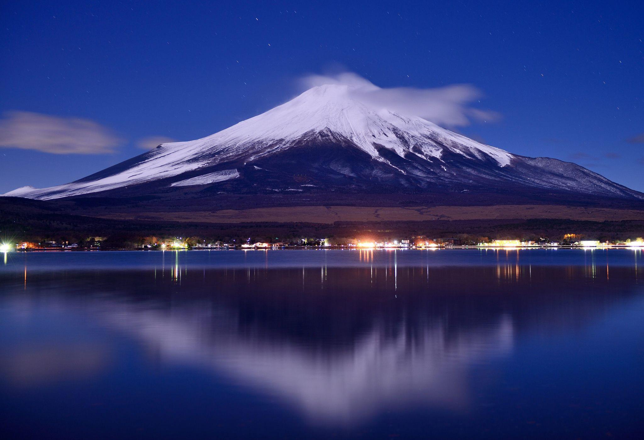 awesome A Night View Of Mount Fuji In Japan. AmazingPict