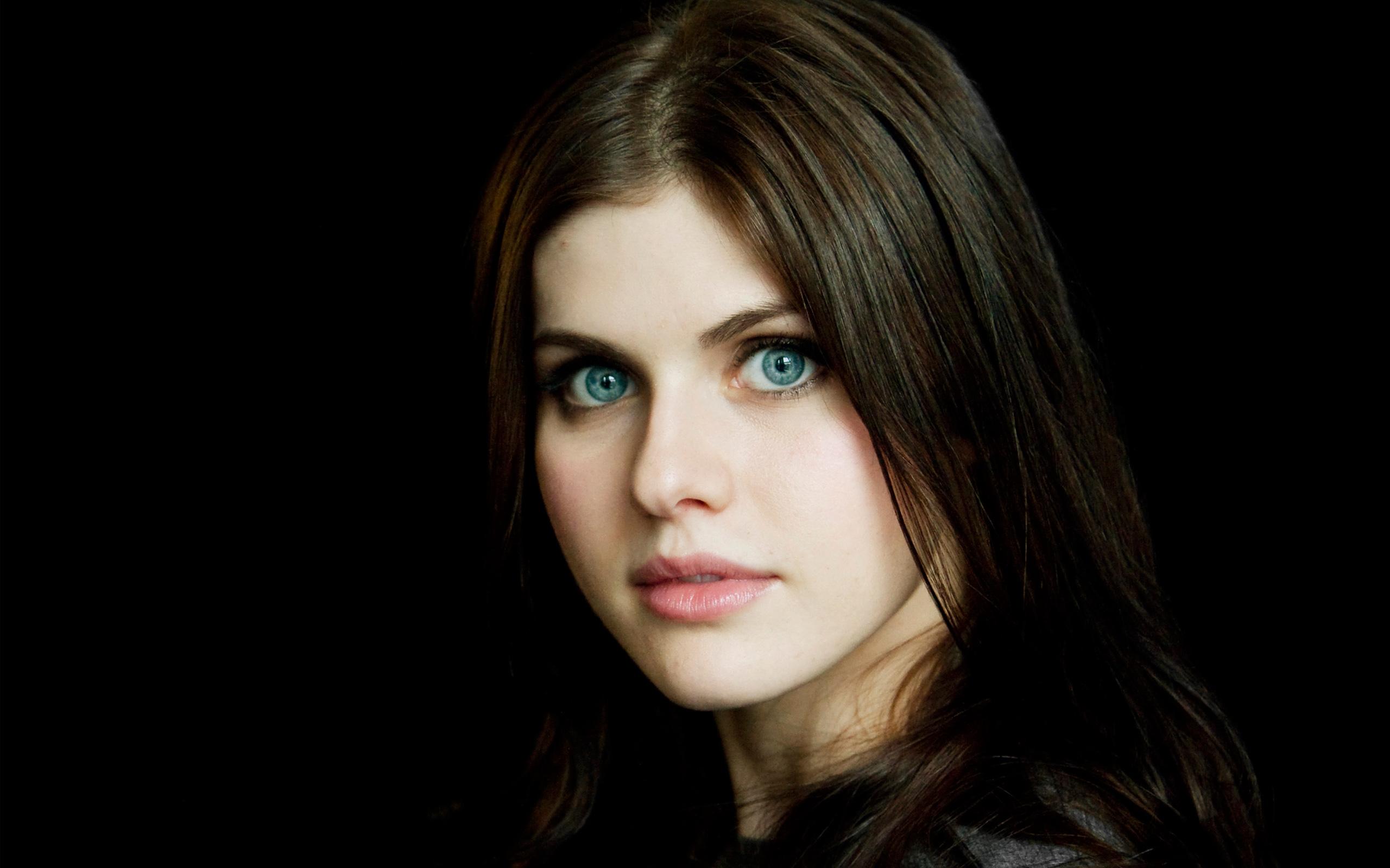 HD Alexandra Daddario Wallpaper