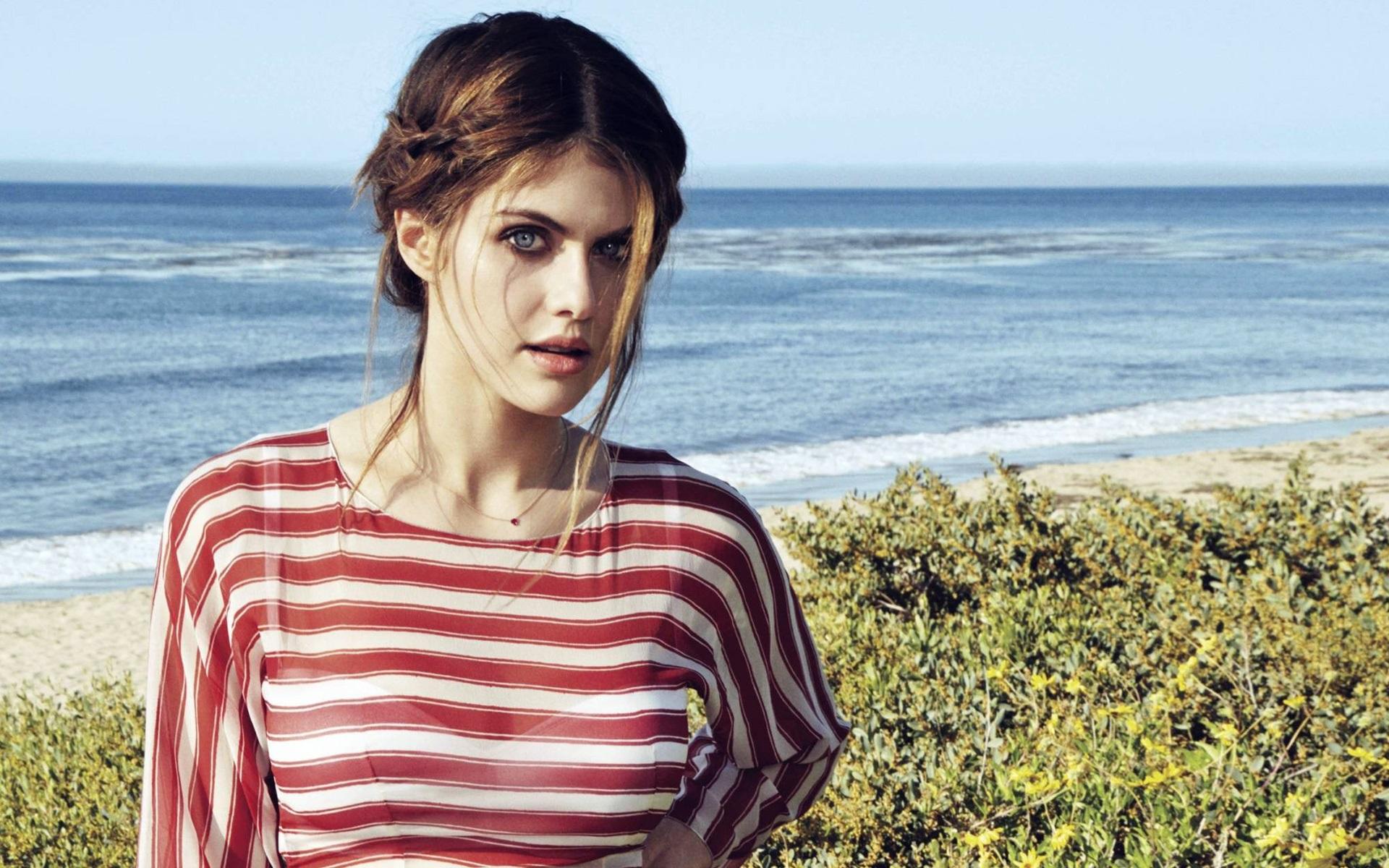 Alexandra Daddario Actress HD Wallpaper