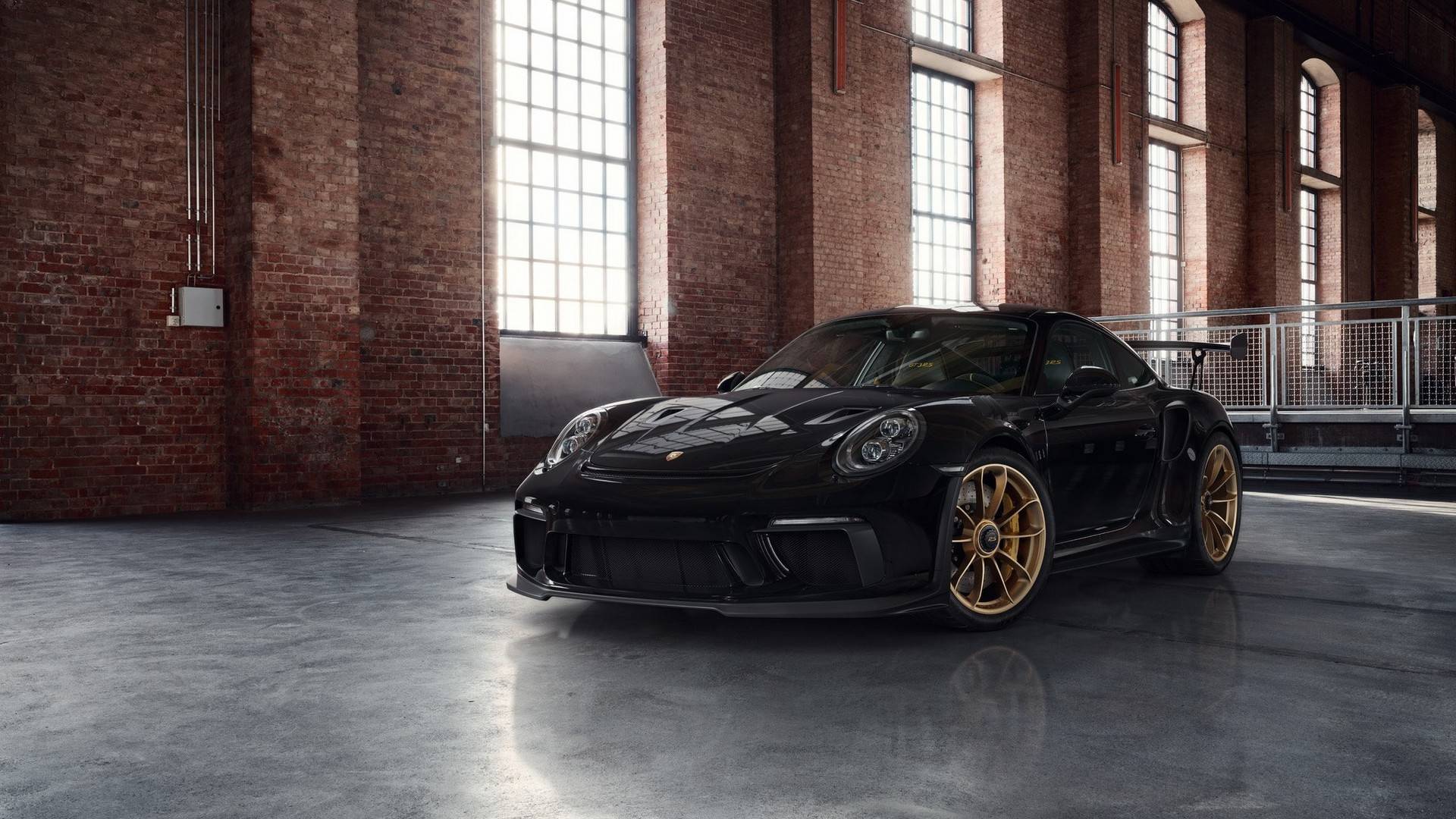Porsche 911 GT3 RS Looks The Part With Factory Gold Painted