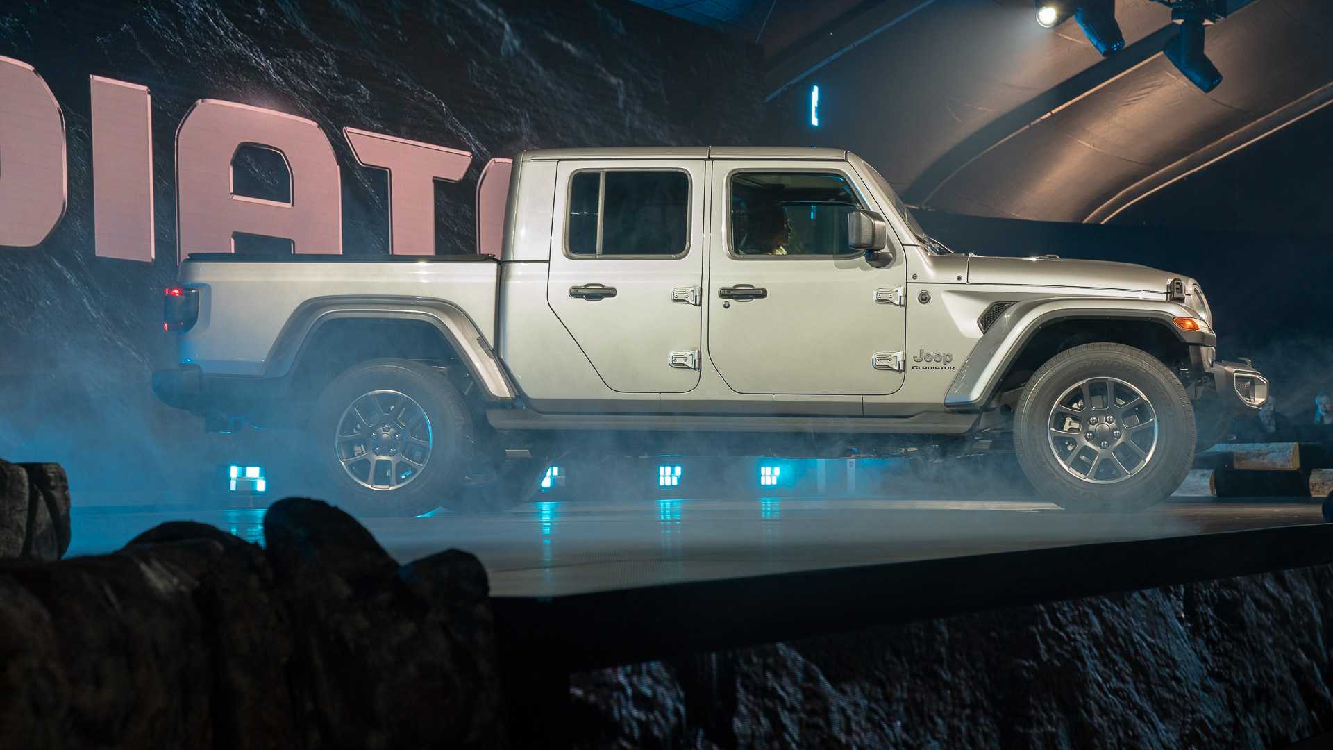 Jeep Gladiator Debuts: Wrangler Truck With Off Road