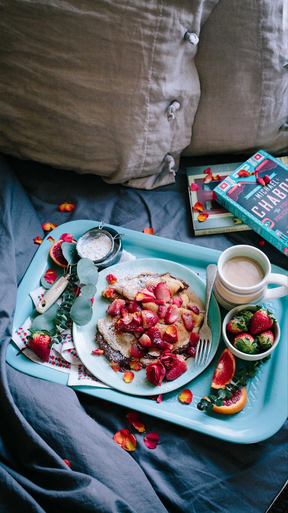 Download wallpaper 938x1668 tray, breakfast, bed, books