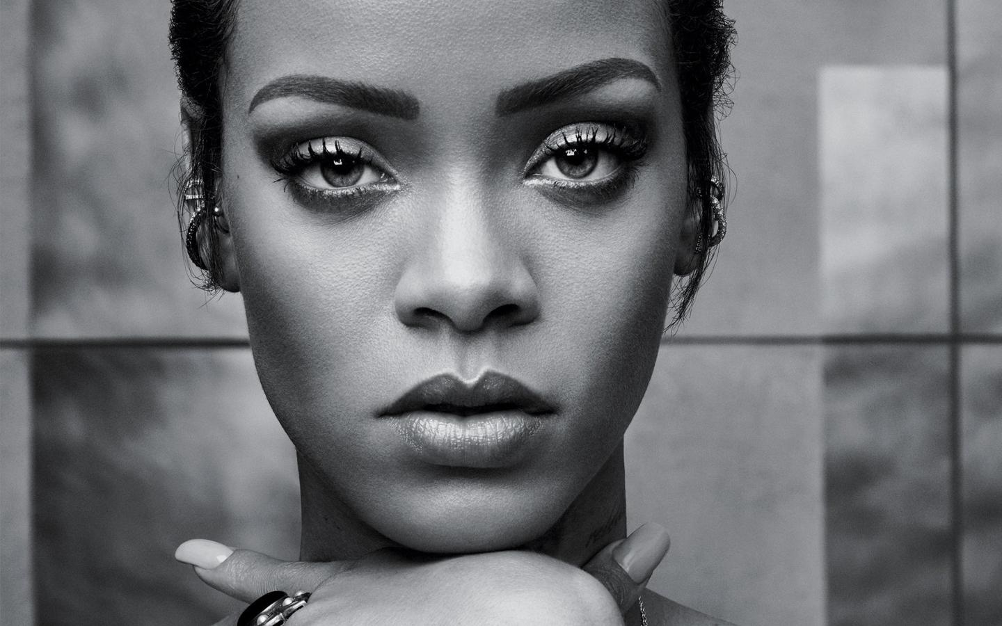 Black And White Background Wallpaper Rihanna
