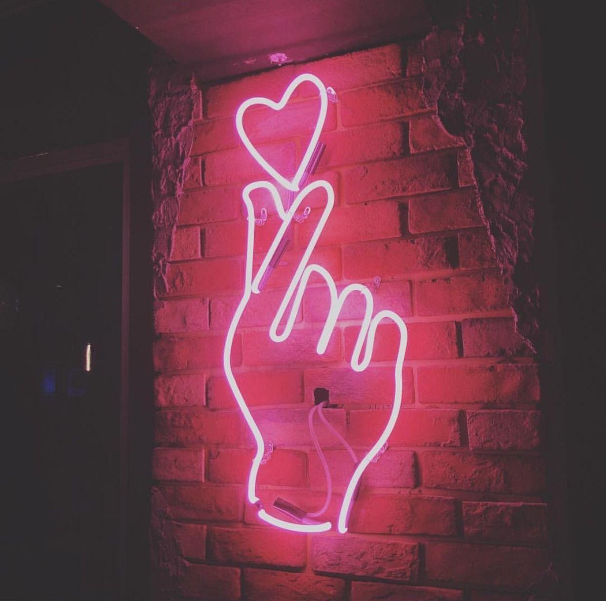 Black Aesthetic Wallpaper Neon Heart / ⇢donde puedes encontrar la foto