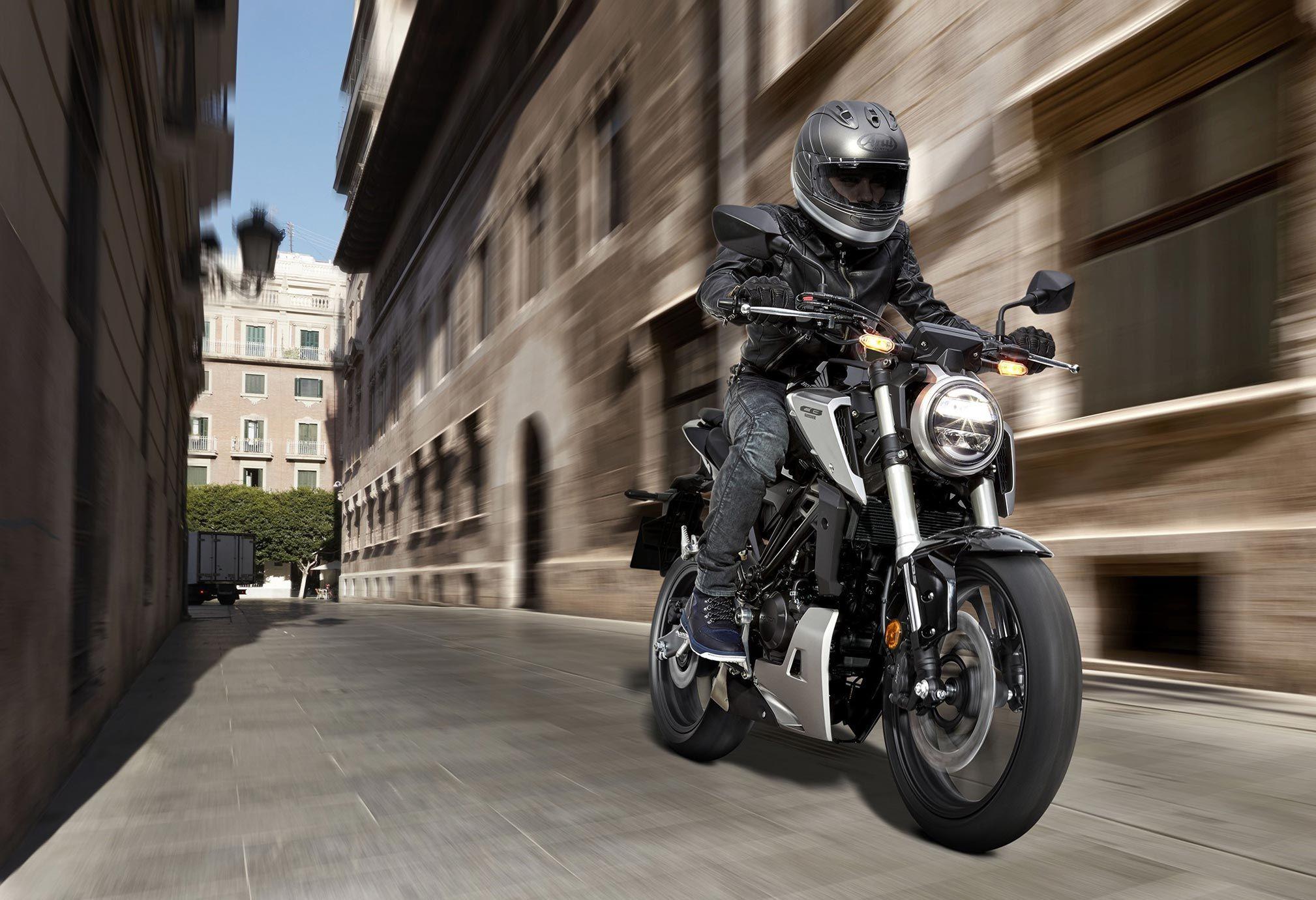 Honda CB125R Review: BIG BIKE LOOKS. EASY TO RIDE. 2018
