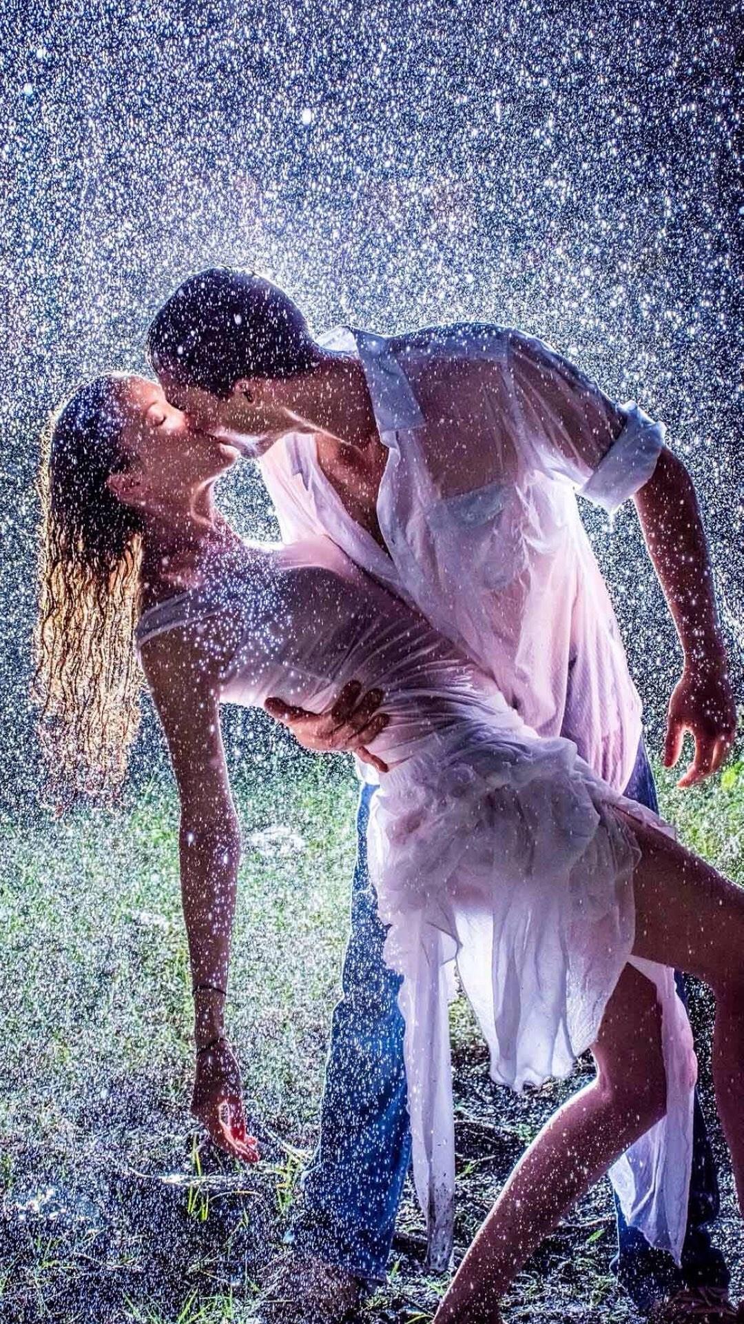 Raining Kissing Lovers Romantic Ground iPhone 8 Wallpaper