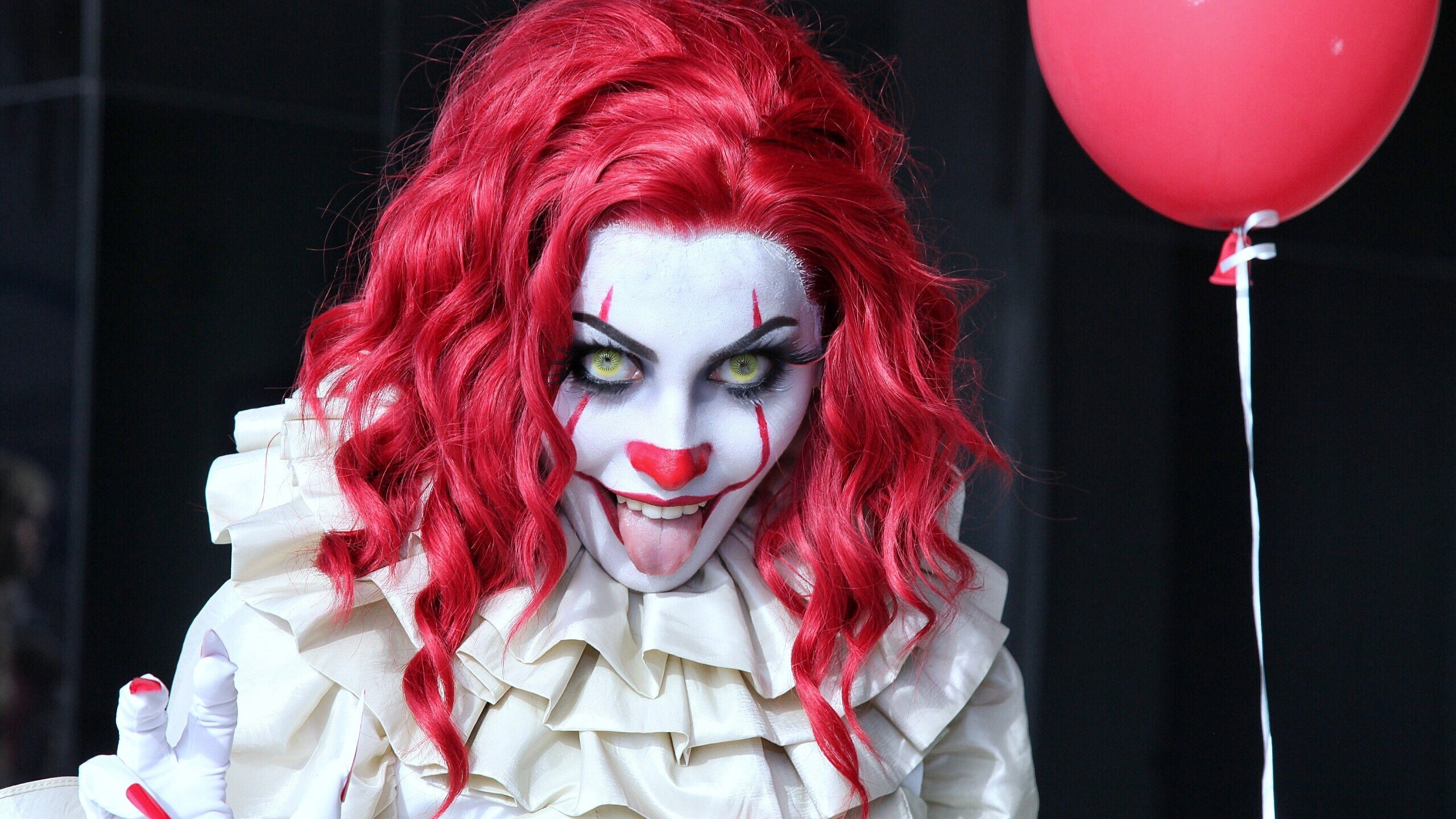 Image Horrible Redhead girl cosplayers clowns Pennywise 2560x1440
