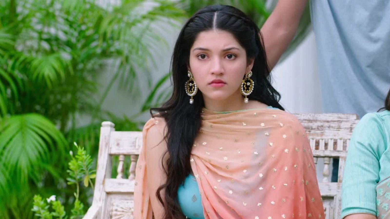 Mehreen Pirzada Height, Weight, Age, Affairs, HD Wallpaper