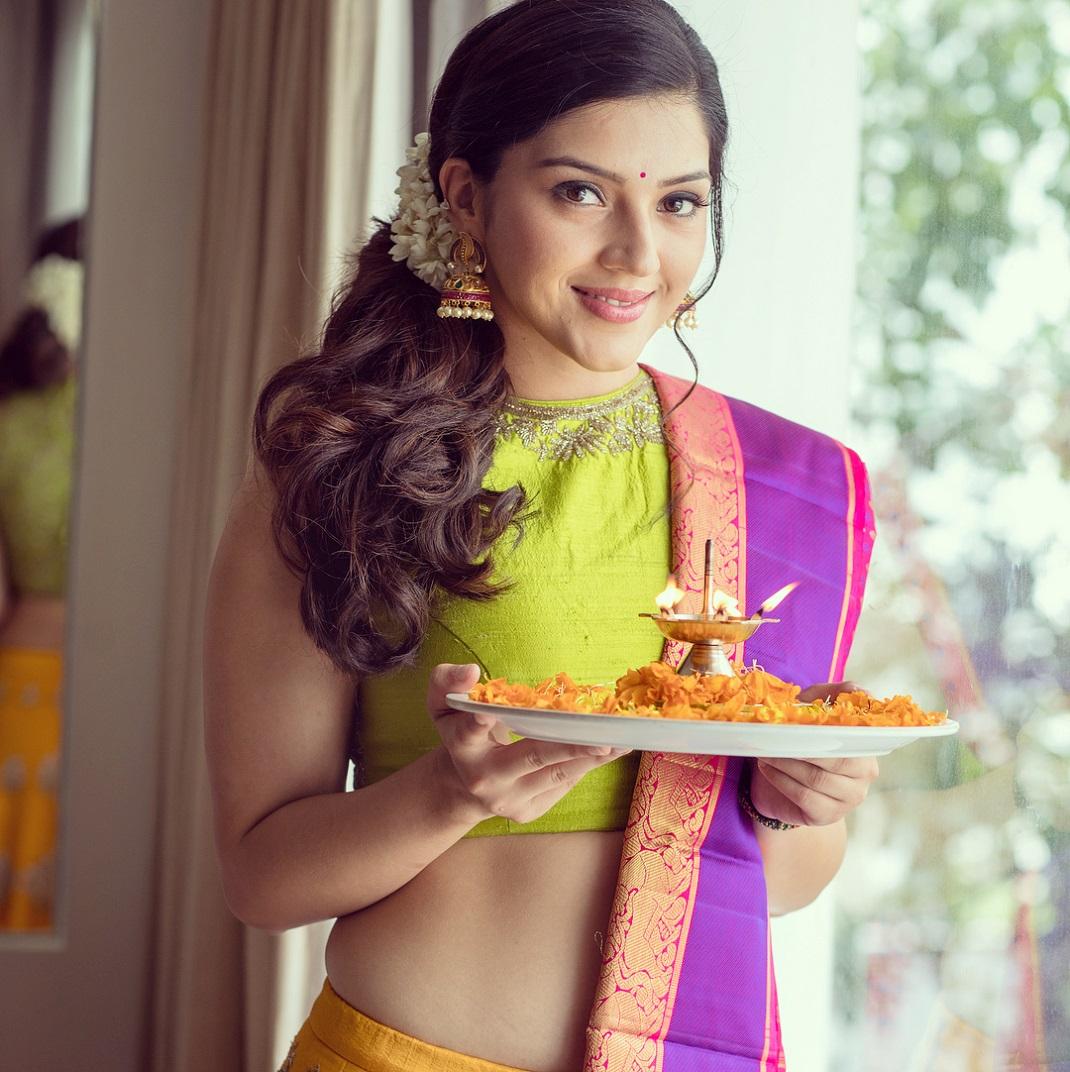 Mehreen Pirzada Hot Navel Show Photo. Sizzling Bikini