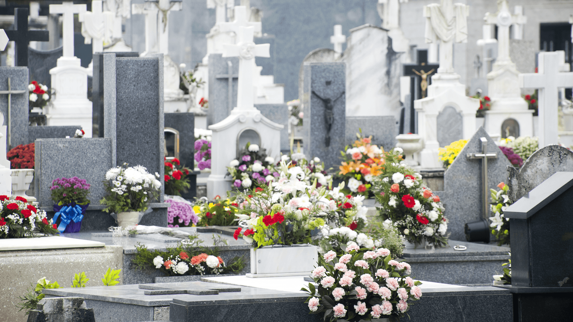Afluencia masiva a los cementerios madrileños en el Día de