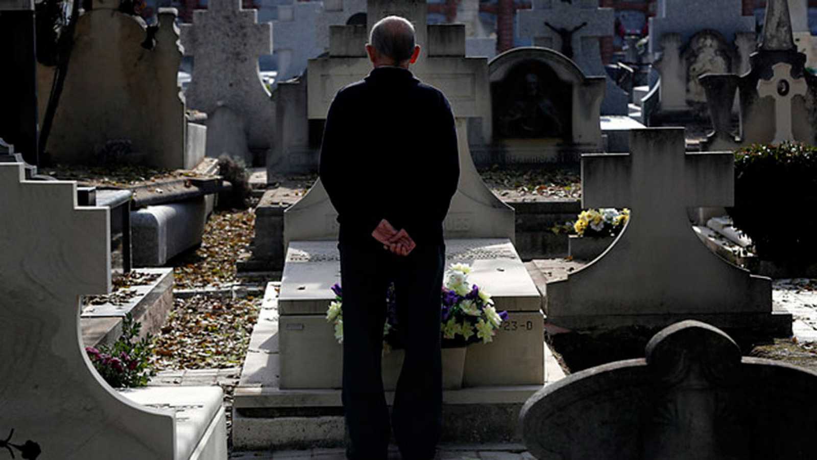 Los cementerios, punto de encuentro de muchas personas en el Día de Todos los Santos
