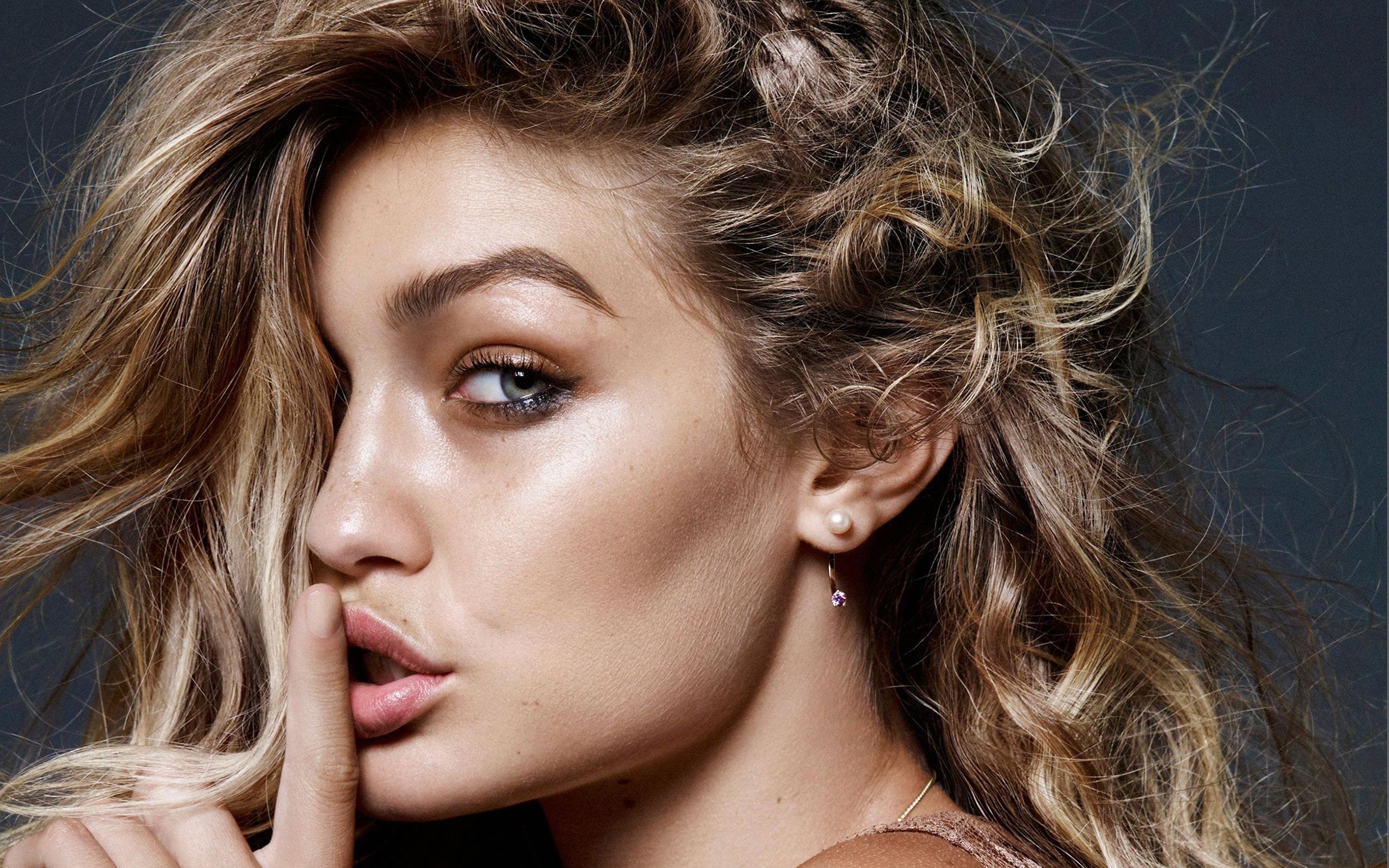 Download 2560x1600 Gigi Hadid, Shhh, Model, Profile View