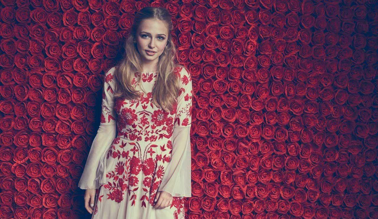 Sophie Simnett nous confie ses bons plans !. Interview
