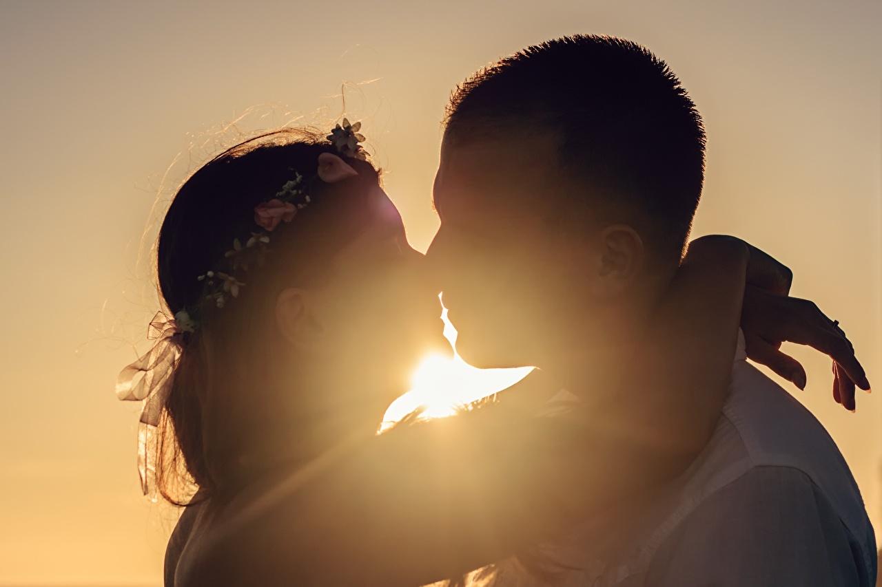 Photo Man Couples in love Silhouette kissing 2 Hug Girls