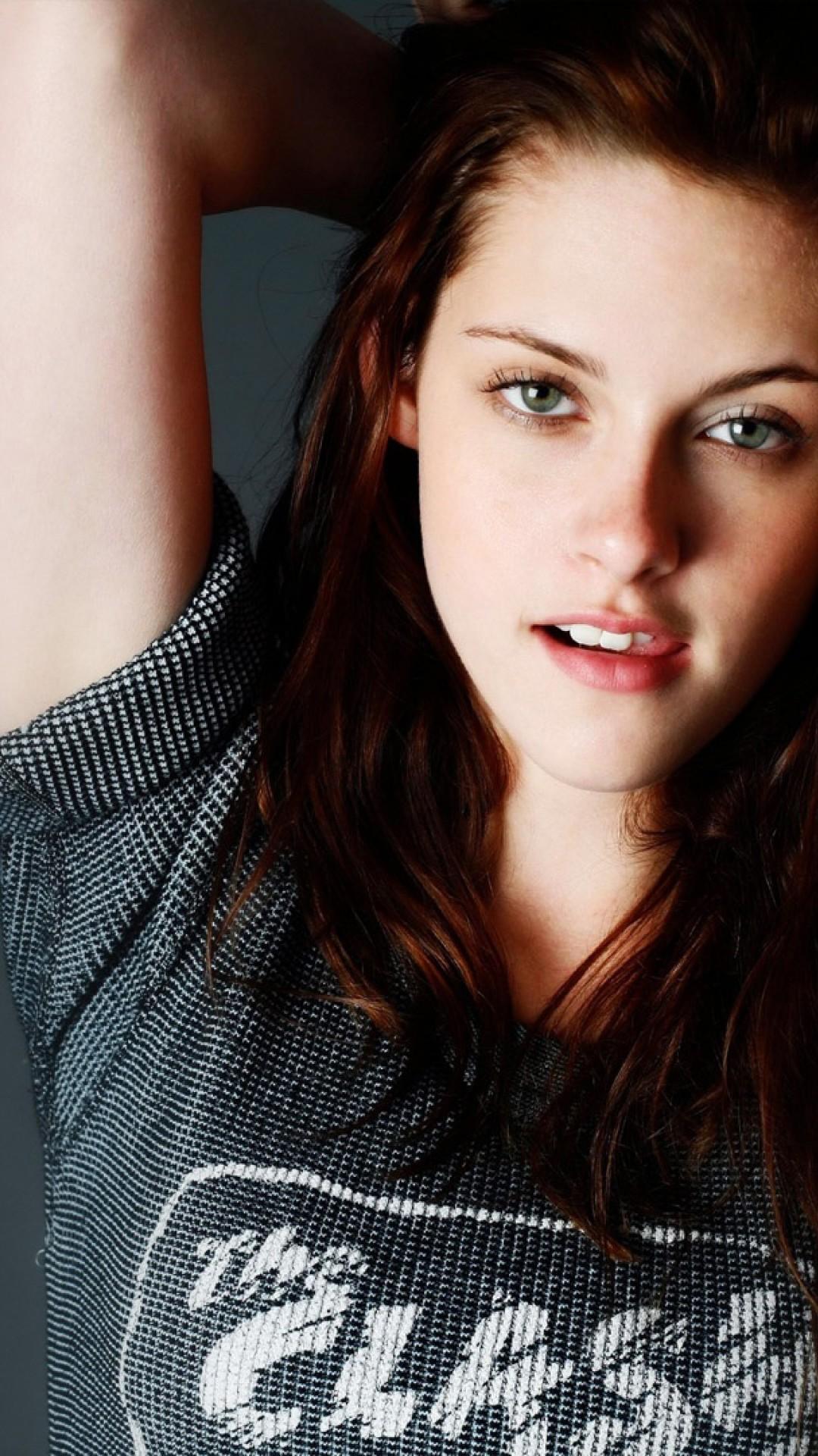 Free Download Kristen Stewart High Quality HD Wallpaper for Desktop and Mobiles iPhone 6 / 6S Plus