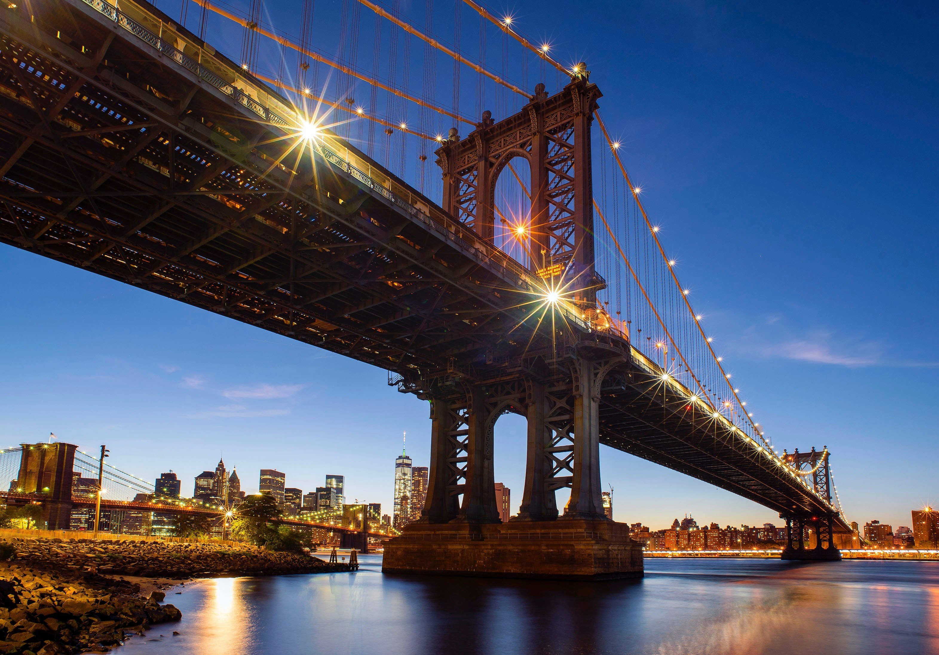 the manhattan bridge in new york city lit up at
