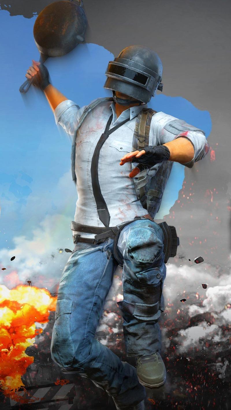 pubg helmet guy attacking with pan wallpaper