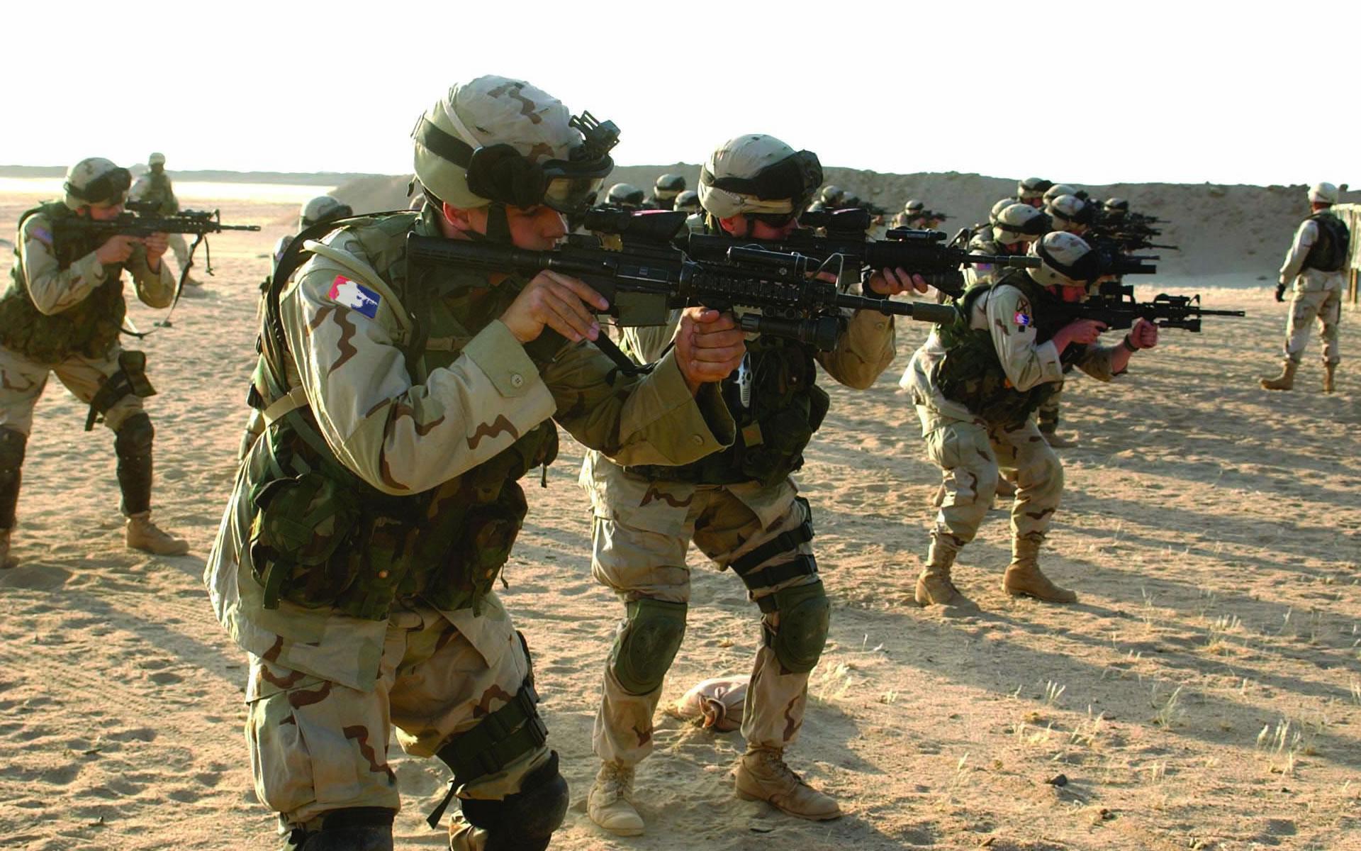 Soldiers With M4 Rifle Training (2259)
