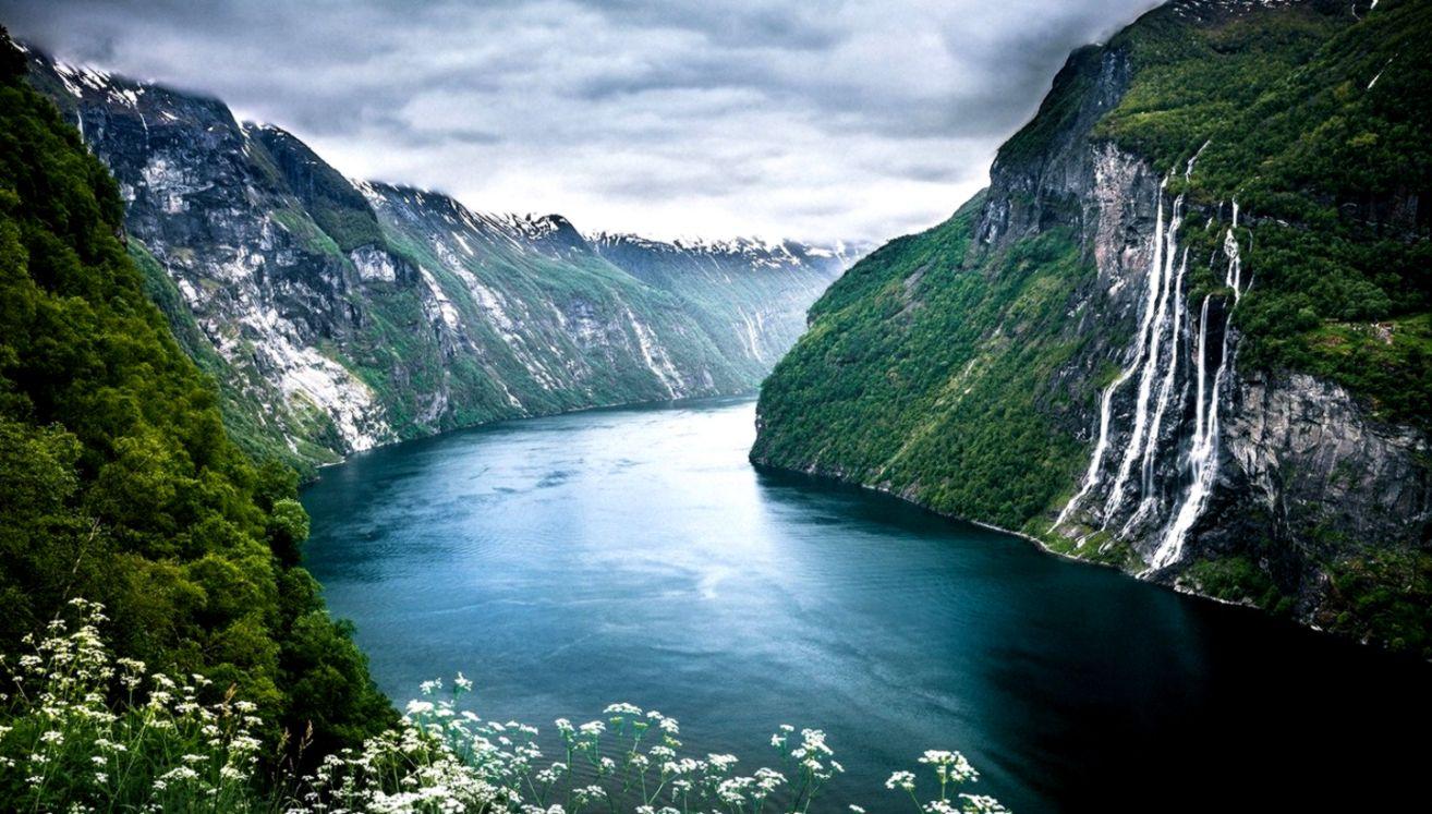 Mountain River Wallpaper