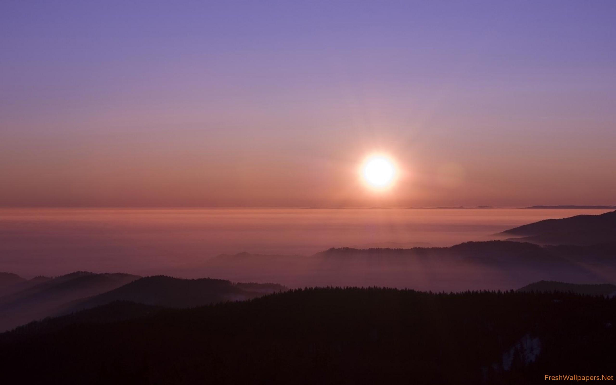 Purple sky above the mountains wallpaper