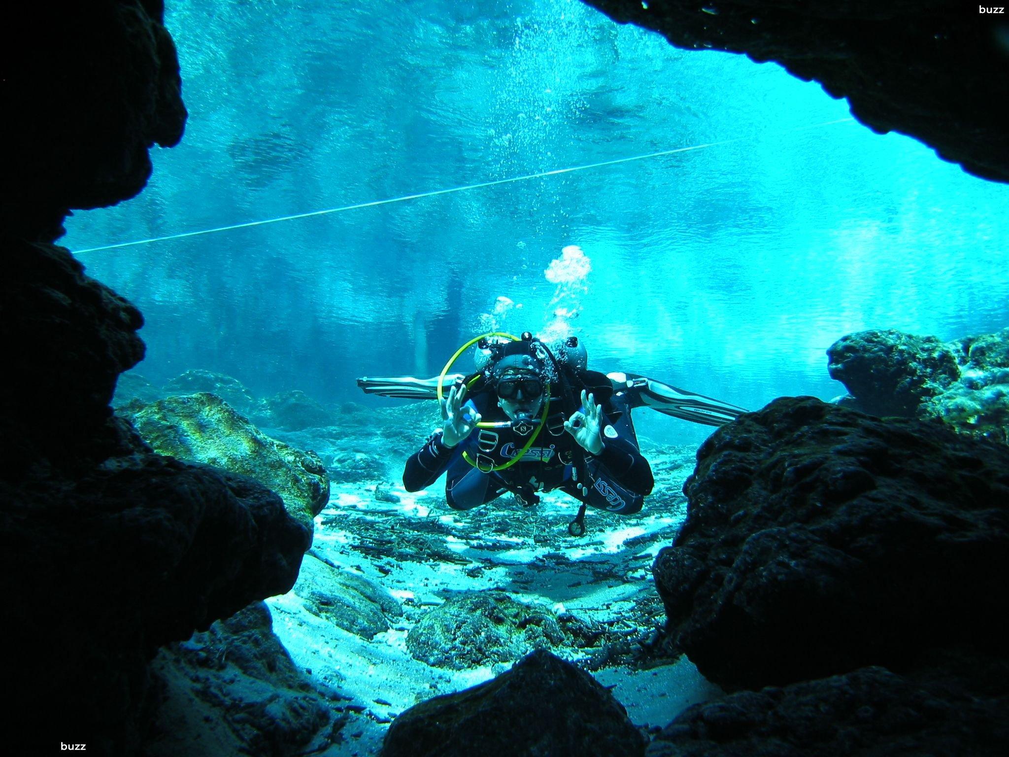 Brave diver HD Wallpaper