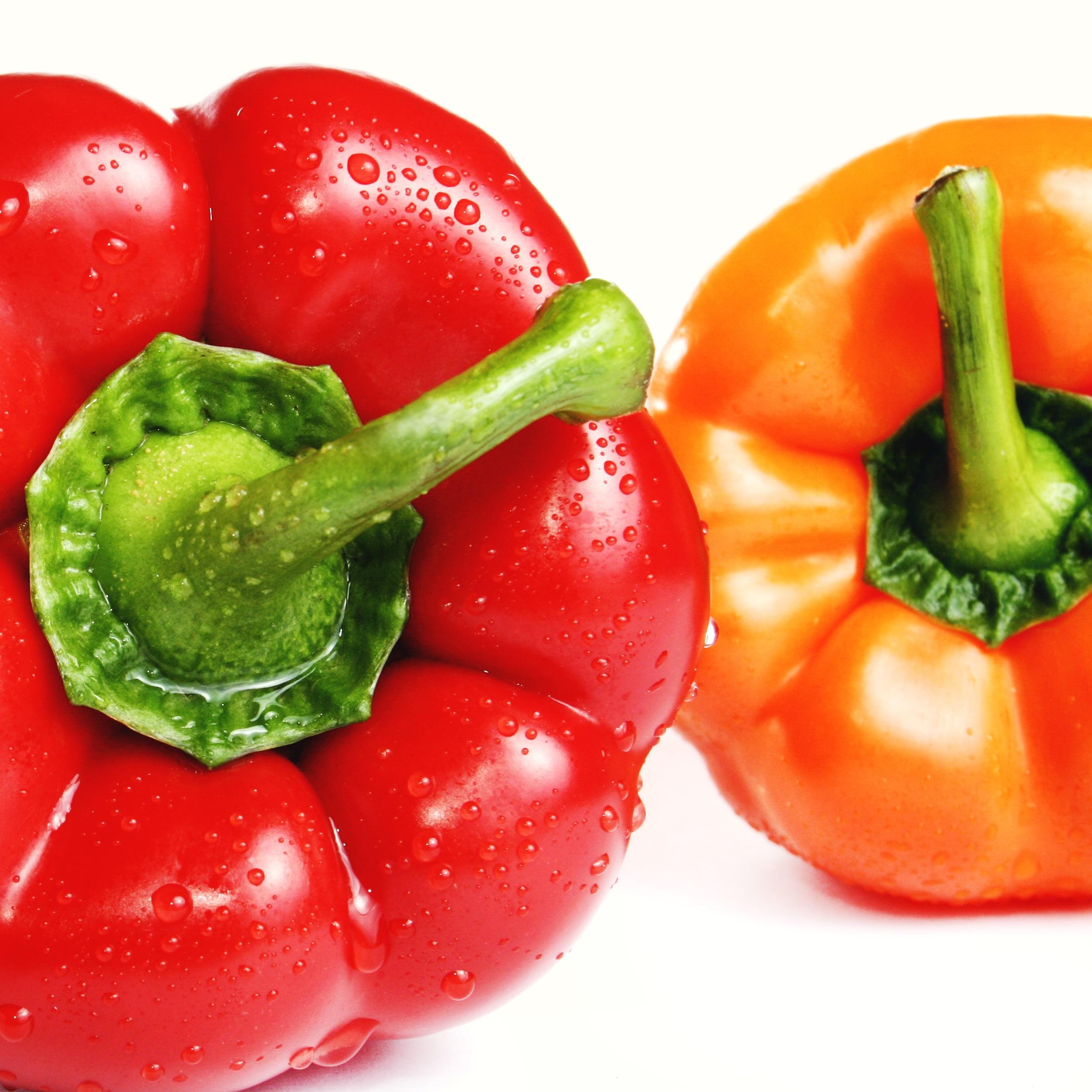 Close Up Photo Of Two Red And Orange Bell Peppers HD