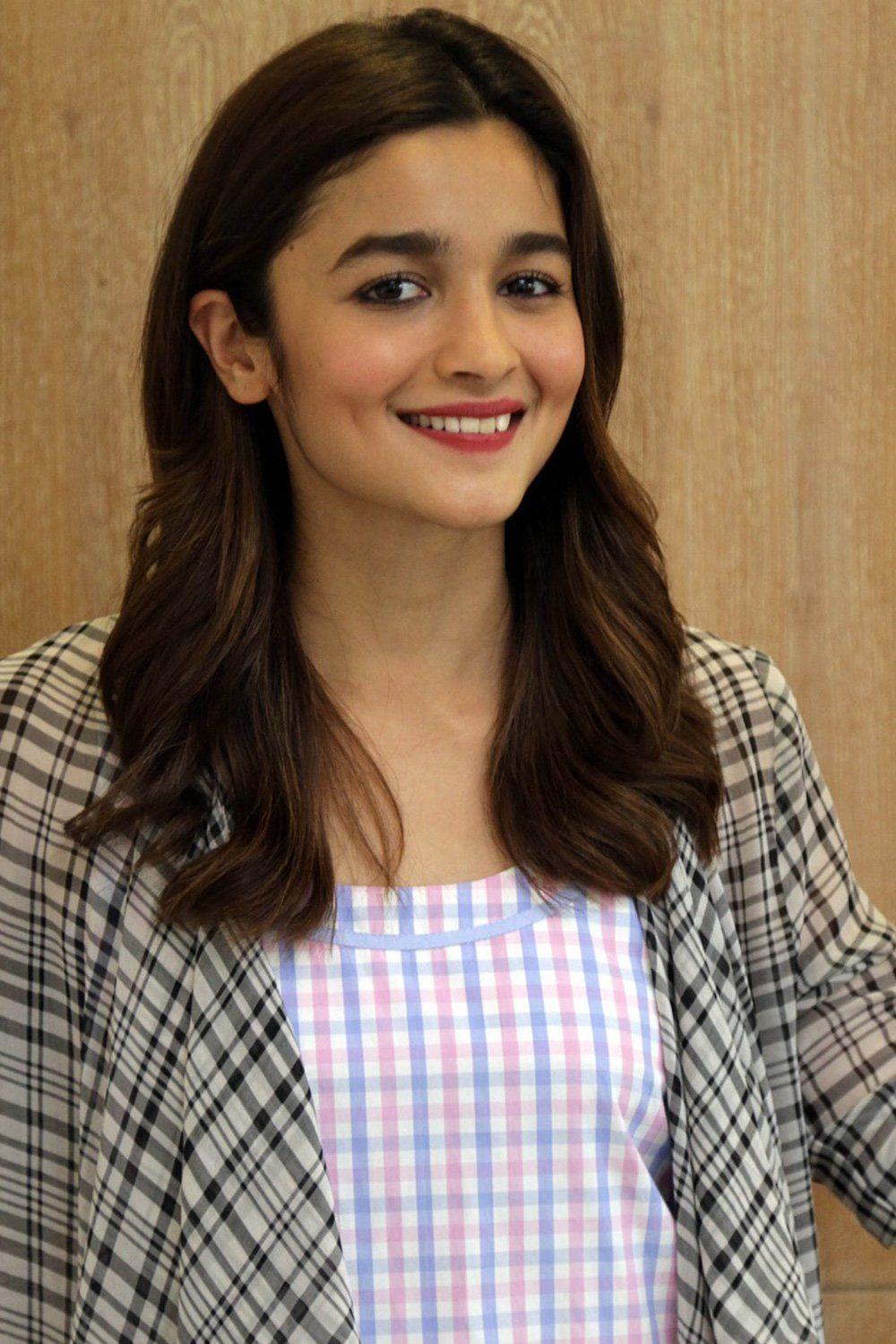Alia Bhatt very cute and smiley face expression mobile