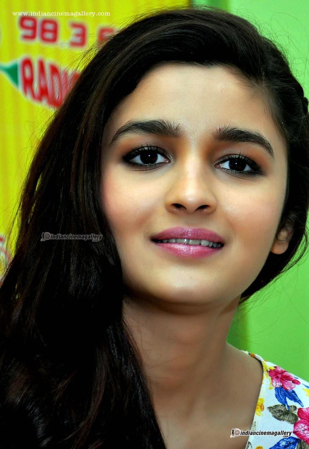 Alia Bhatt In Humpty Sharma Ki Dulhania Wallpaper Mobile