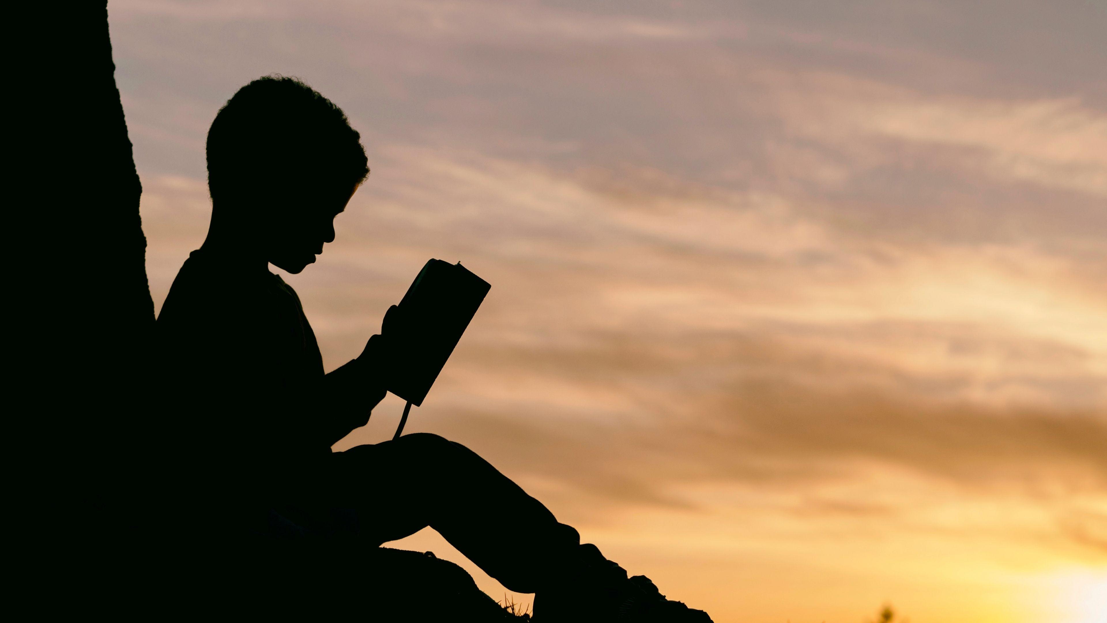 Download Wallpaper 3840x2160 Child, Silhouette, Book, Sunset