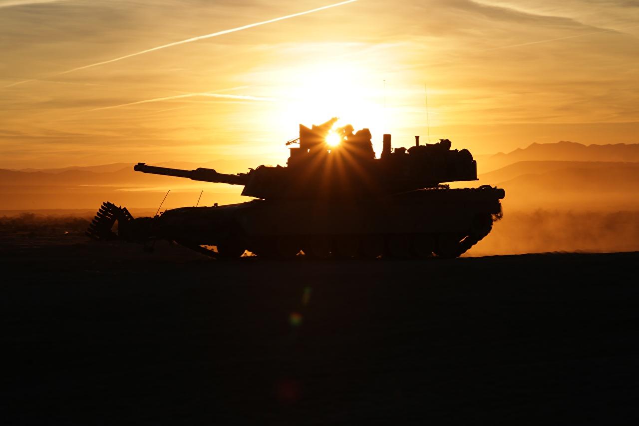 Desktop Wallpaper Rays of light M1 Abrams Tanks silhouettes M1A2