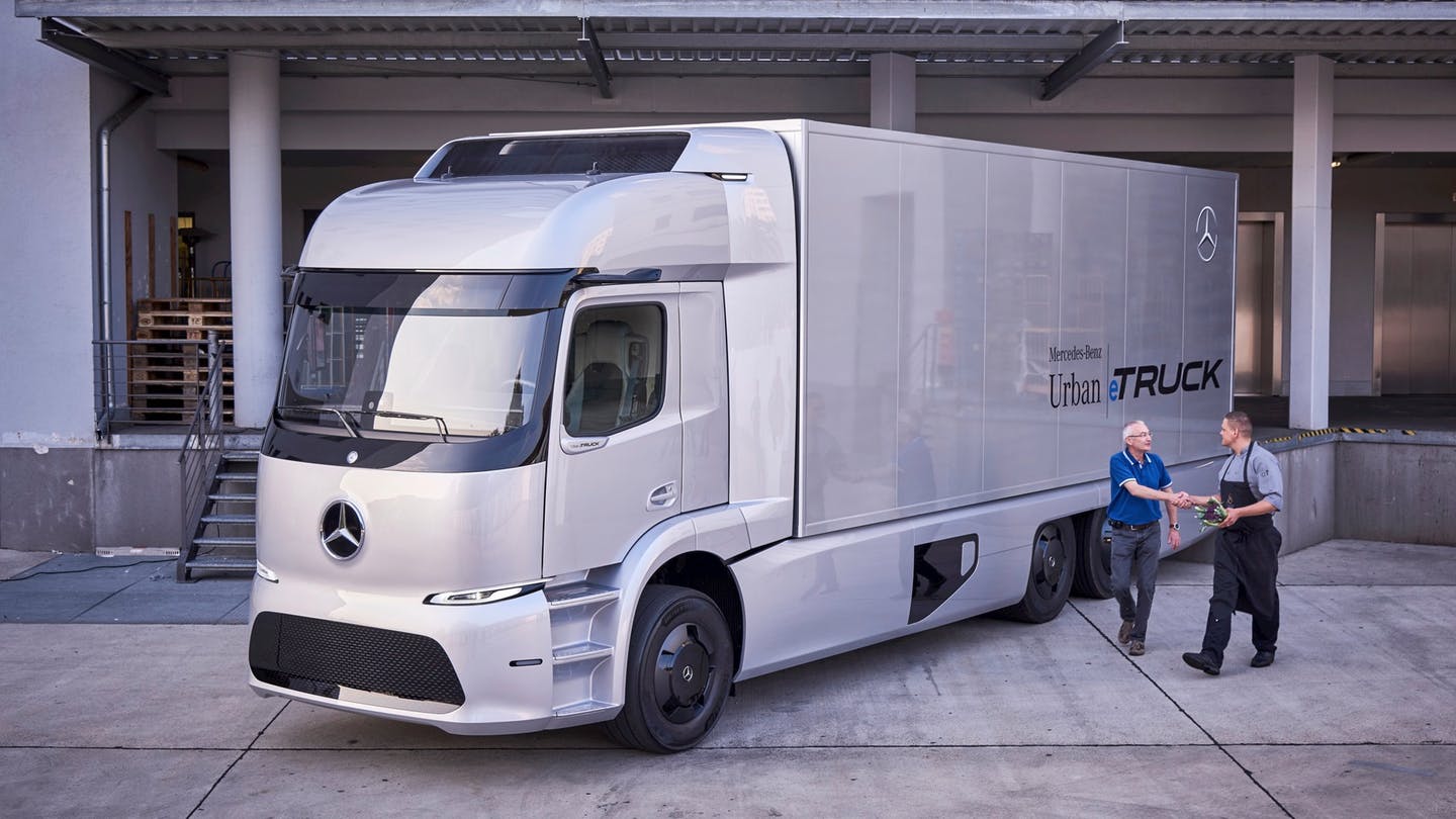 Daimler Isn't Worried About Tesla's Electric Semi Truck
