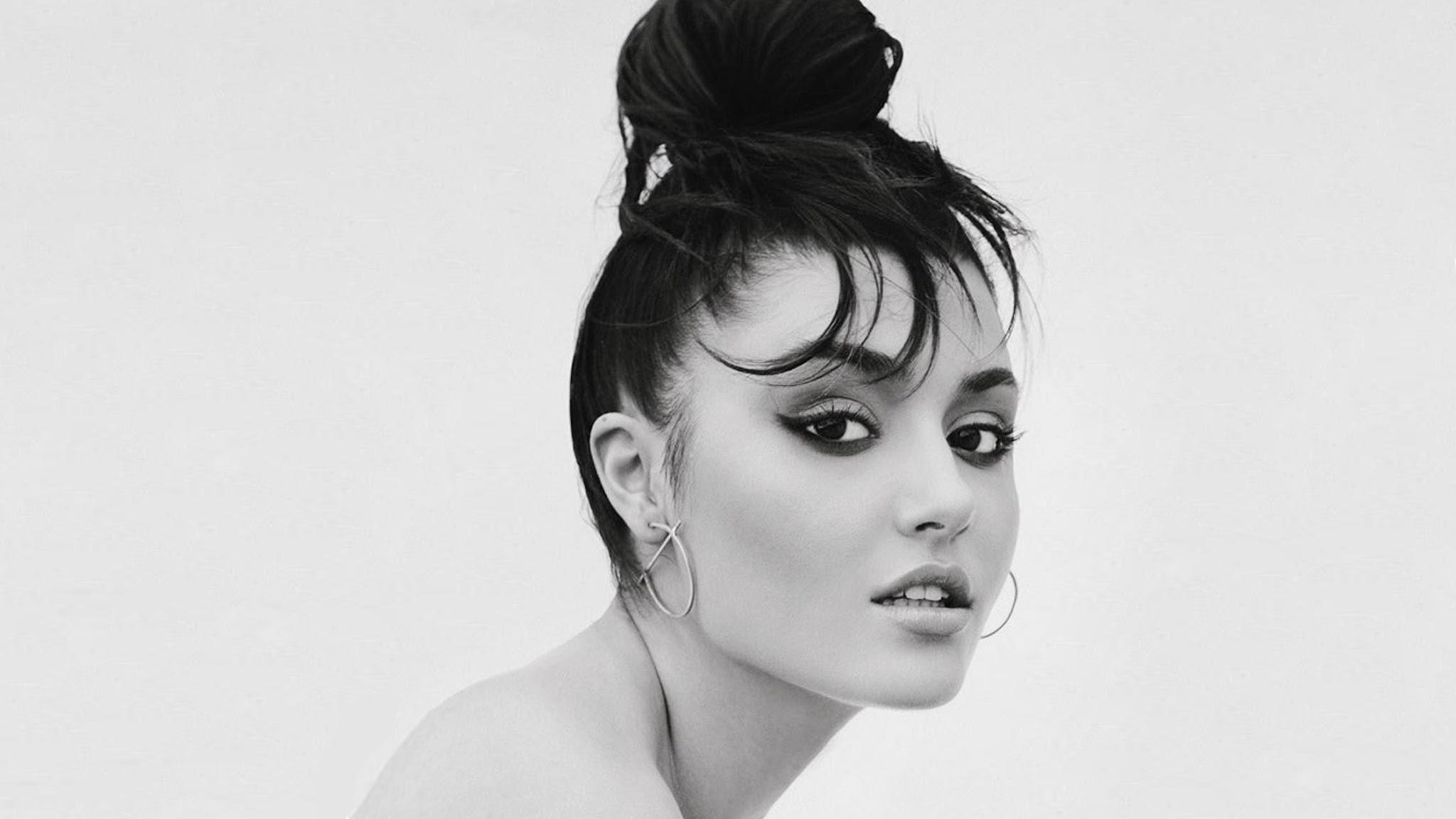 Hande Erçel HD Wallpaper Gallery