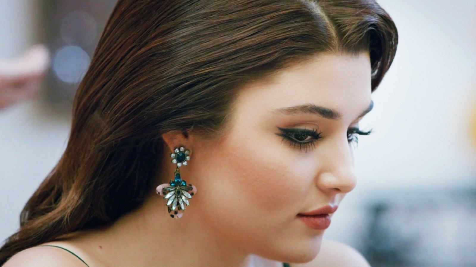 Hande Erçel Actress