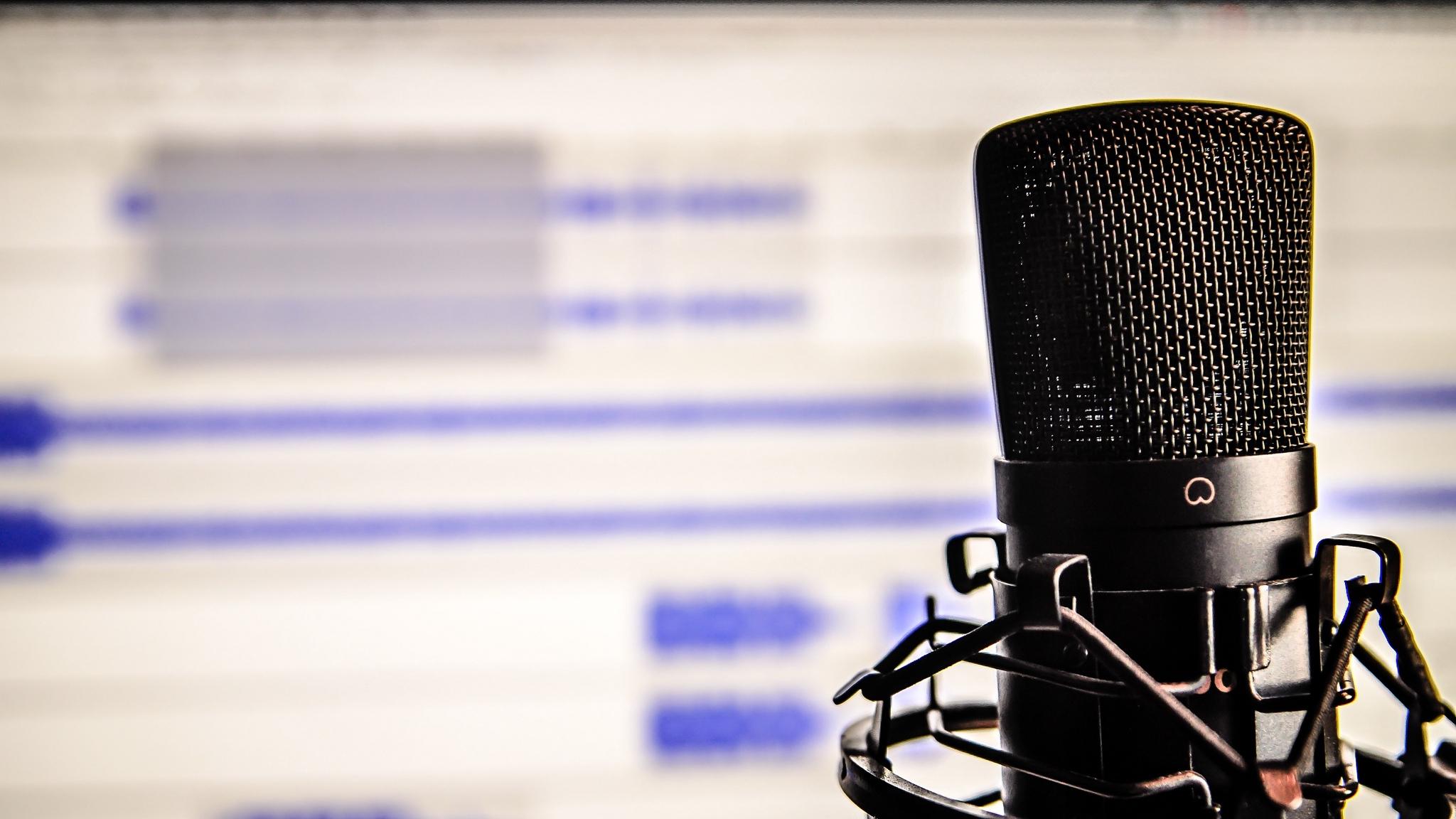 Download wallpaper 2048x1152 microphone, studio, recording