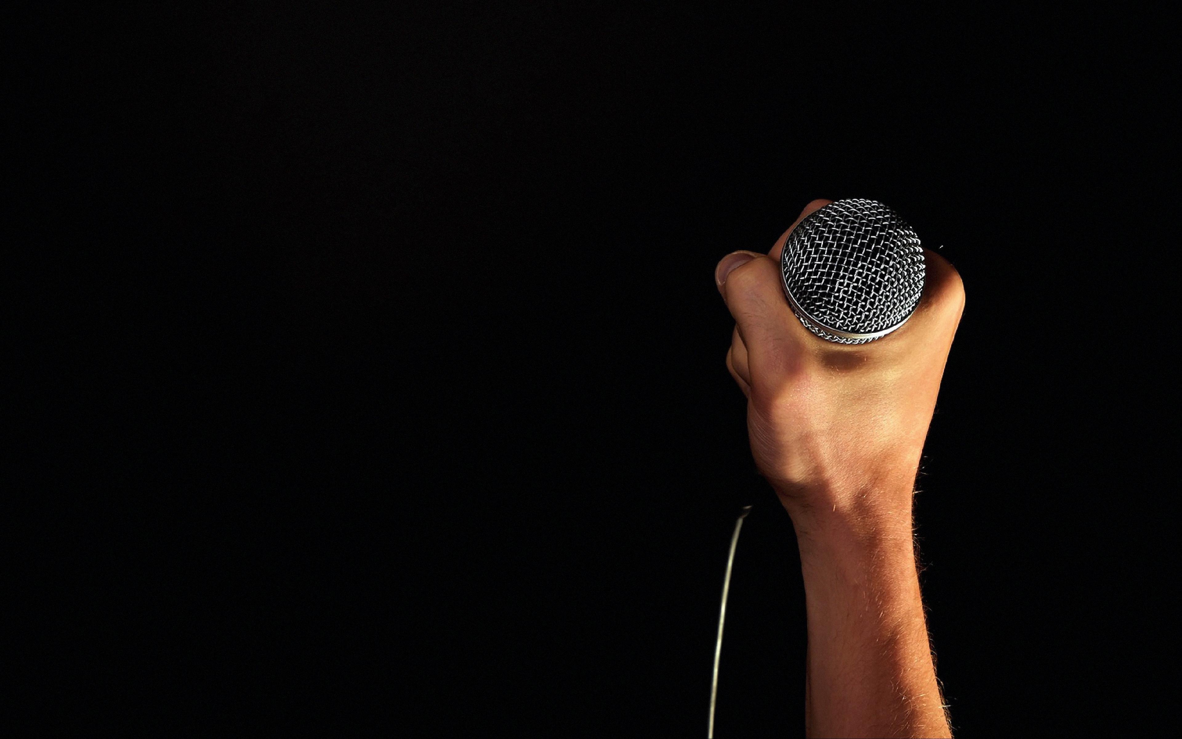 Download wallpaper 3840x2400 microphone, hand, music