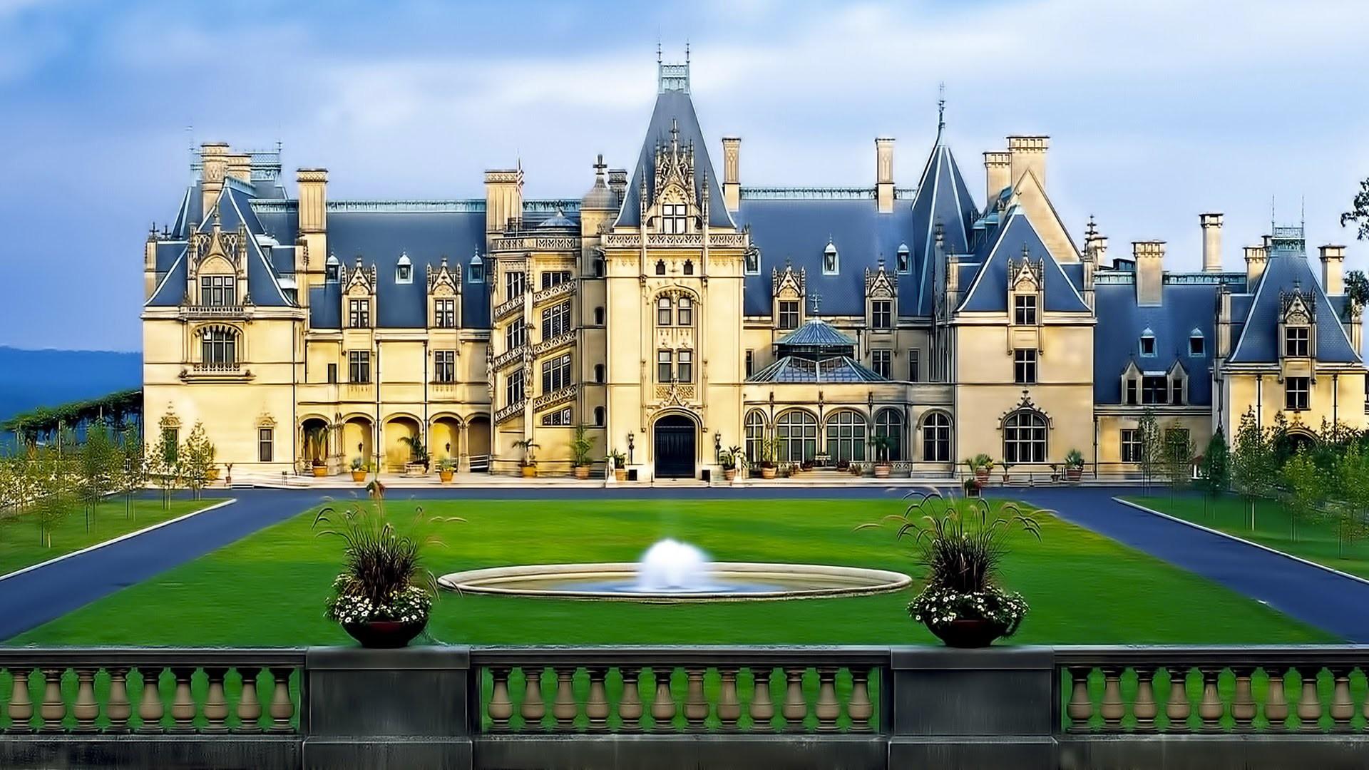 A large building with a fountain in front of it with Biltmore Estate in the  background photo – Free Biltmore estate Image on Unsplash