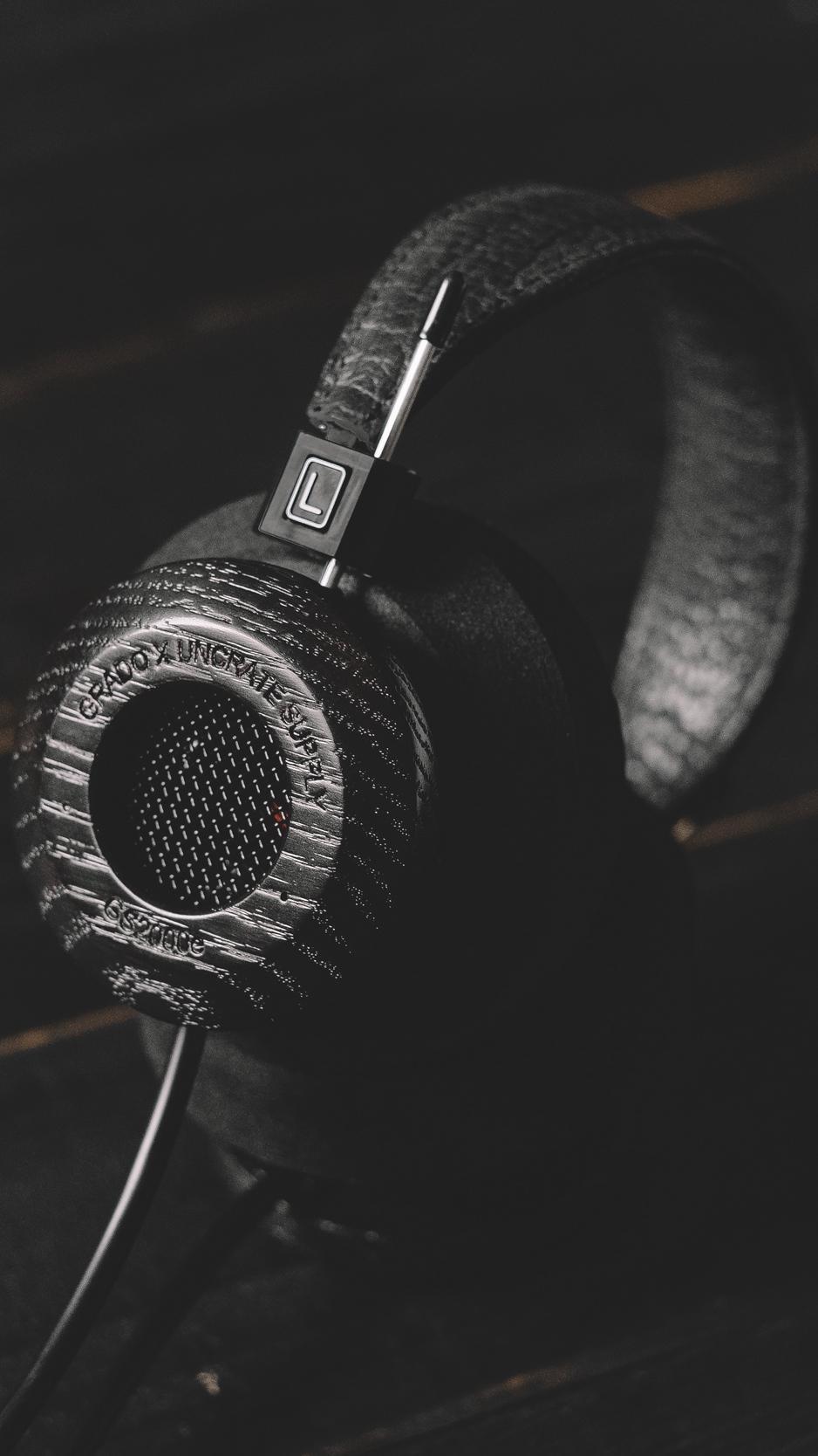 Download wallpaper 938x1668 headphones, audio, dark, stylish