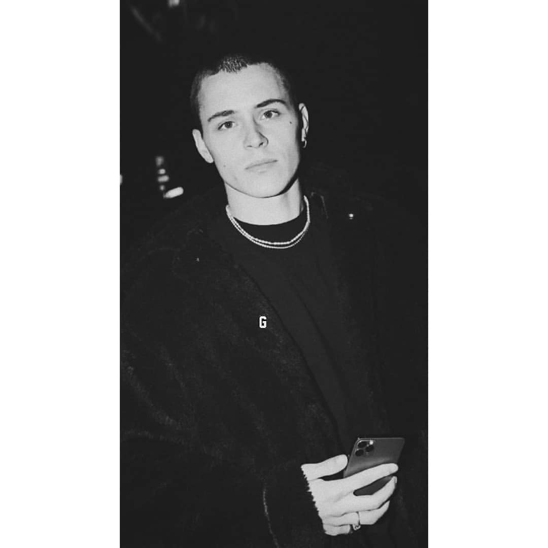 Arón Piper Instagram Profile