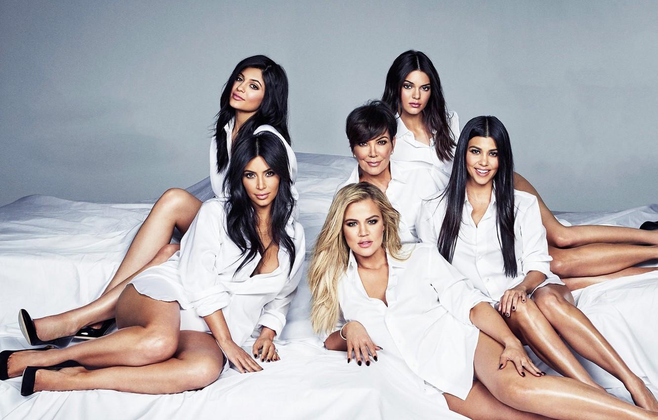 Wallpaper pose, girls, family, Kim Kardashian, Kylie Jenner, Kendall Jenner, shirt, Kris Jenner image for desktop, section девушки