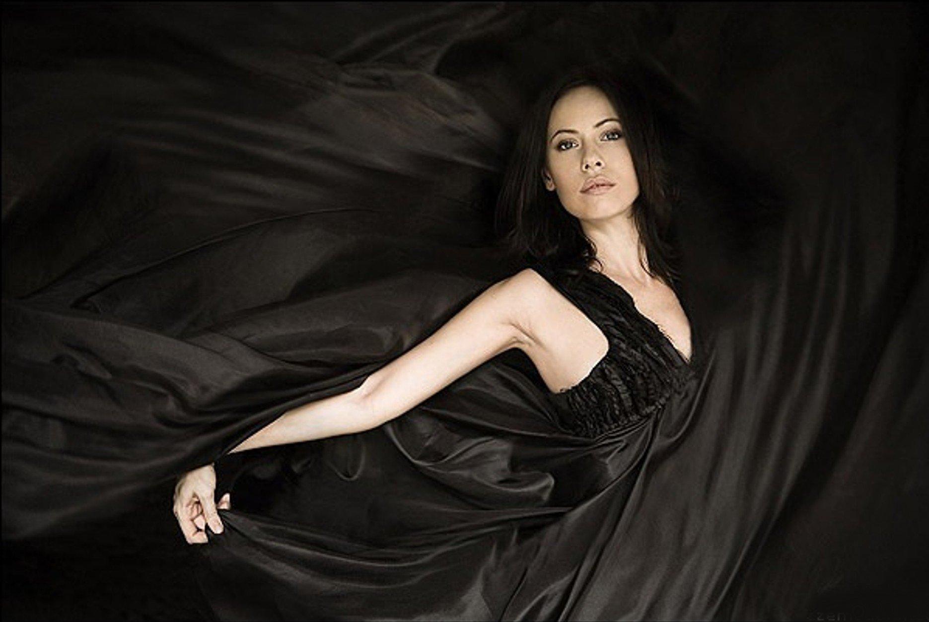 Best HD Lady In Black Wallpaper
