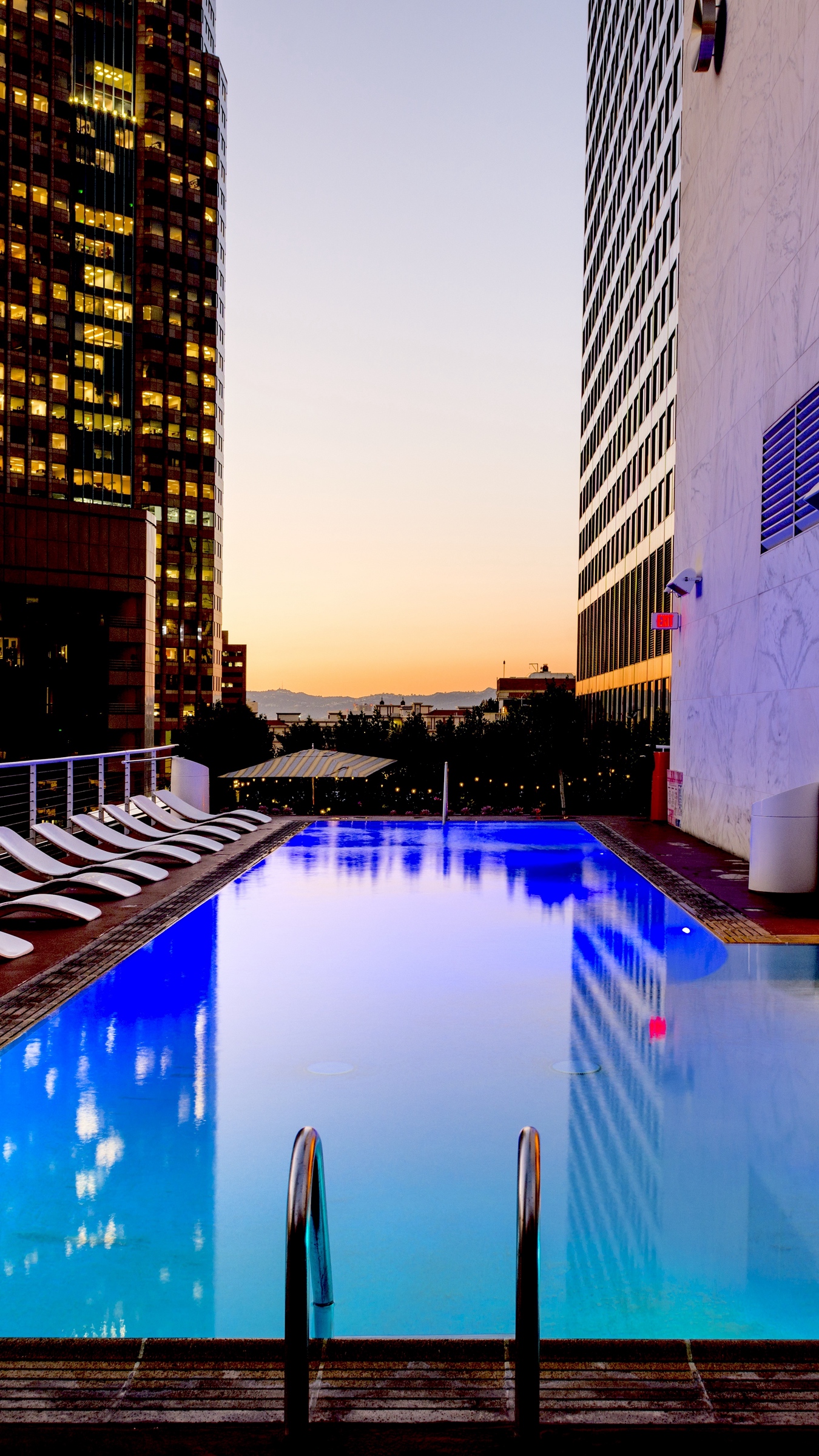 Download wallpaper 1350x2400 pool, skyscraper, hotel, luxury