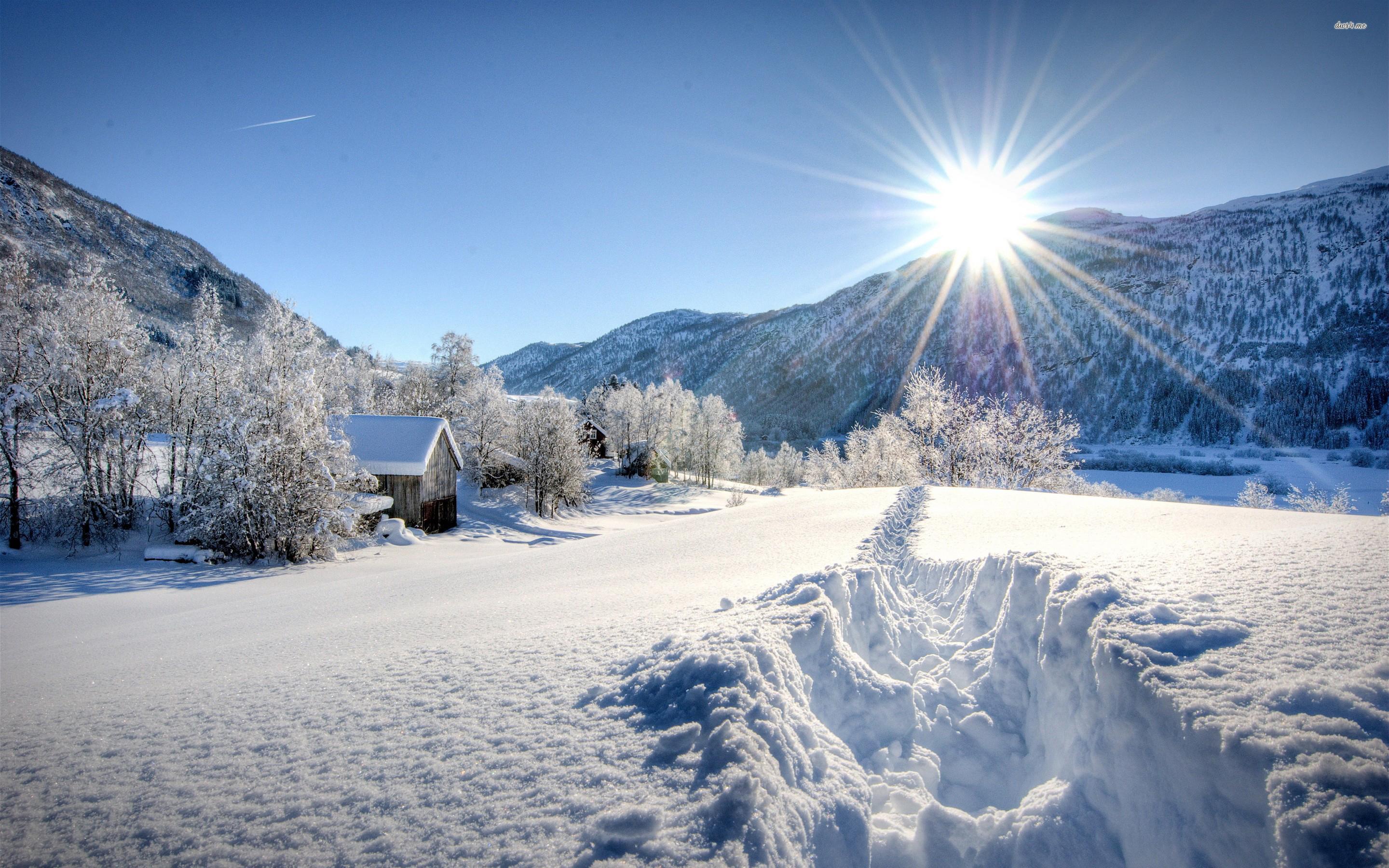 Bright sun above the winter mountains wallpaper